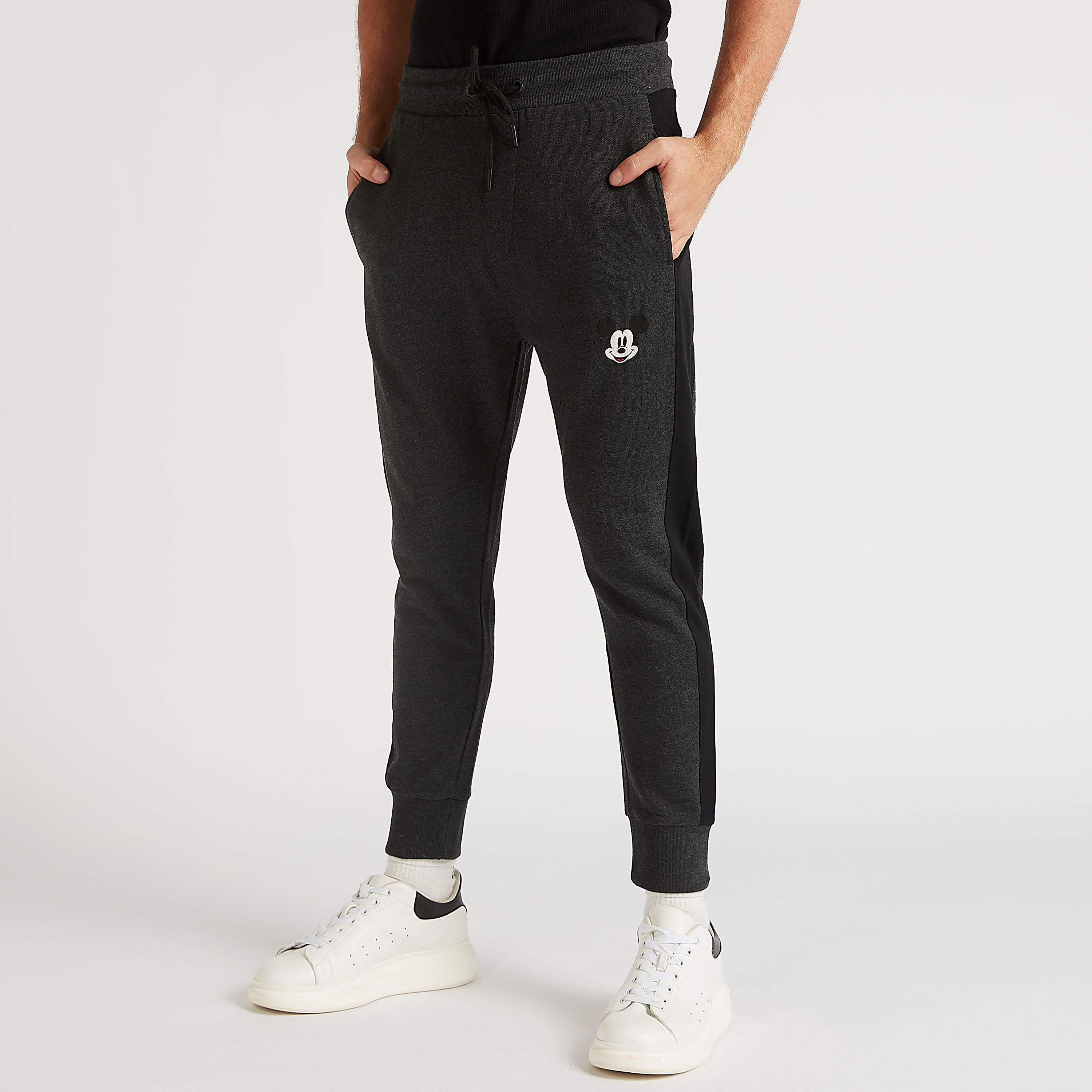 بنطلون رياضي بطبعات ميكي ماوس وخصر مطّاطي متوسّط الارتفاع-men-clothing-bottoms-joggers-image-1