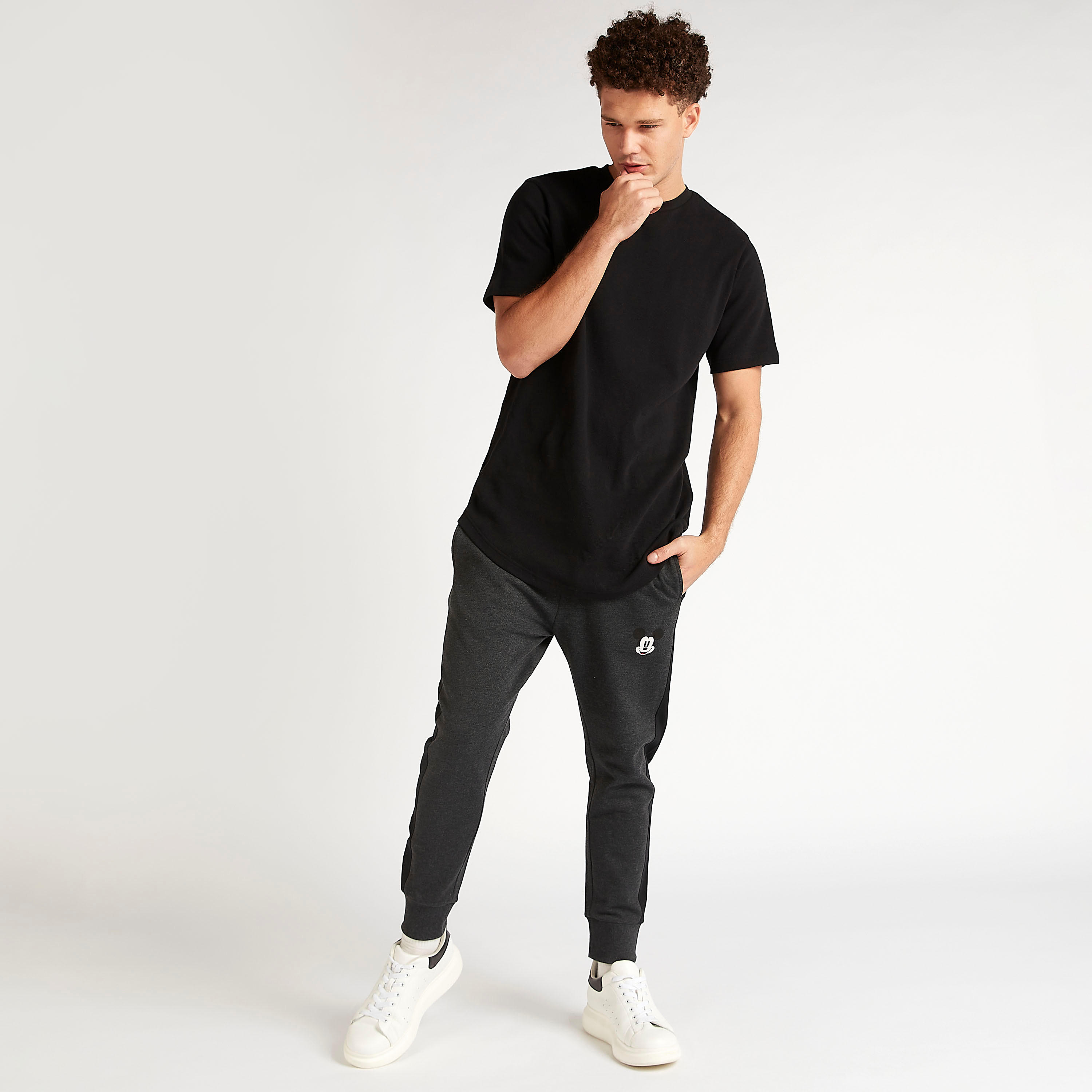 بنطلون رياضي بطبعات ميكي ماوس وخصر مطّاطي متوسّط الارتفاع-men-clothing-bottoms-joggers-image-2
