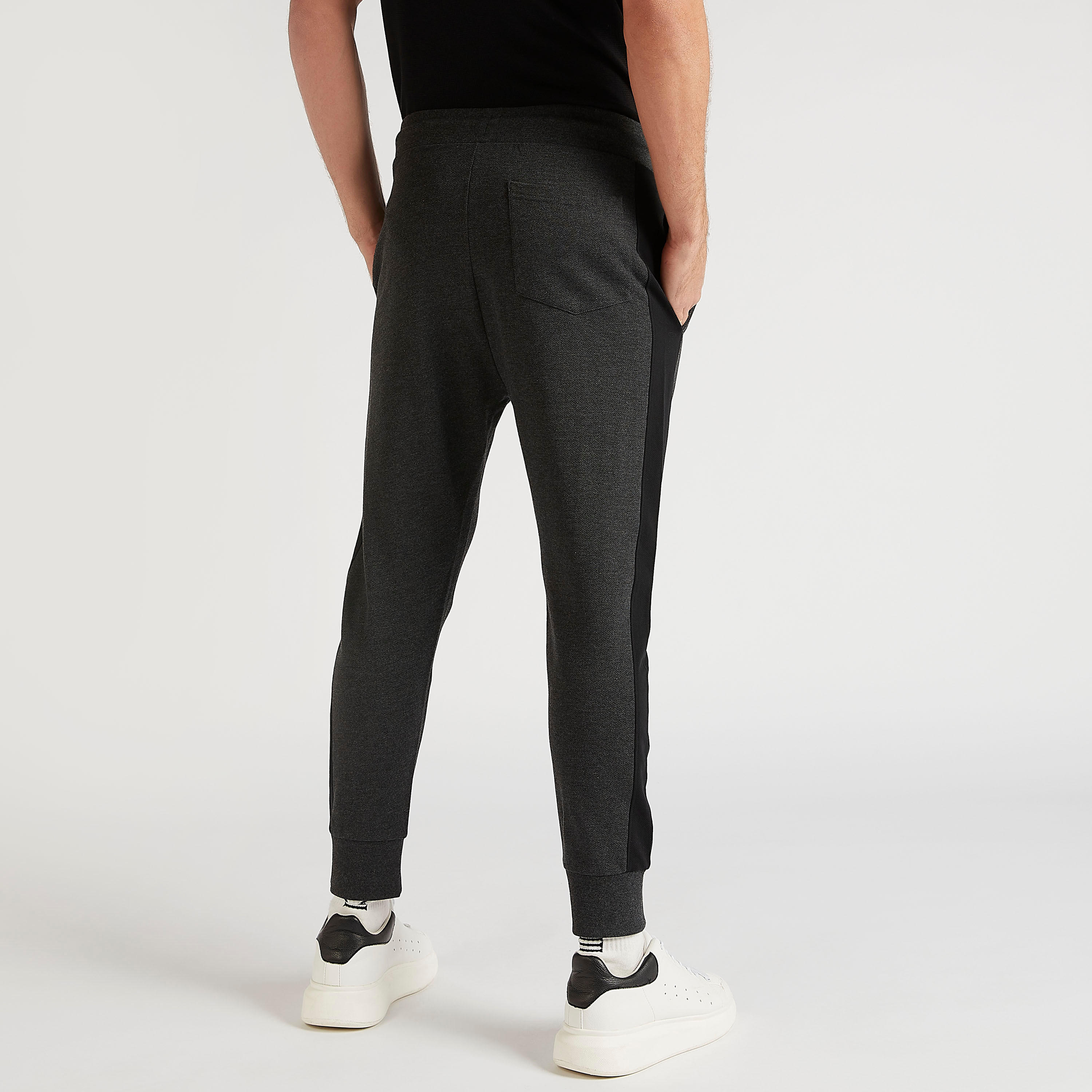 بنطلون رياضي بطبعات ميكي ماوس وخصر مطّاطي متوسّط الارتفاع-men-clothing-bottoms-joggers-image-4