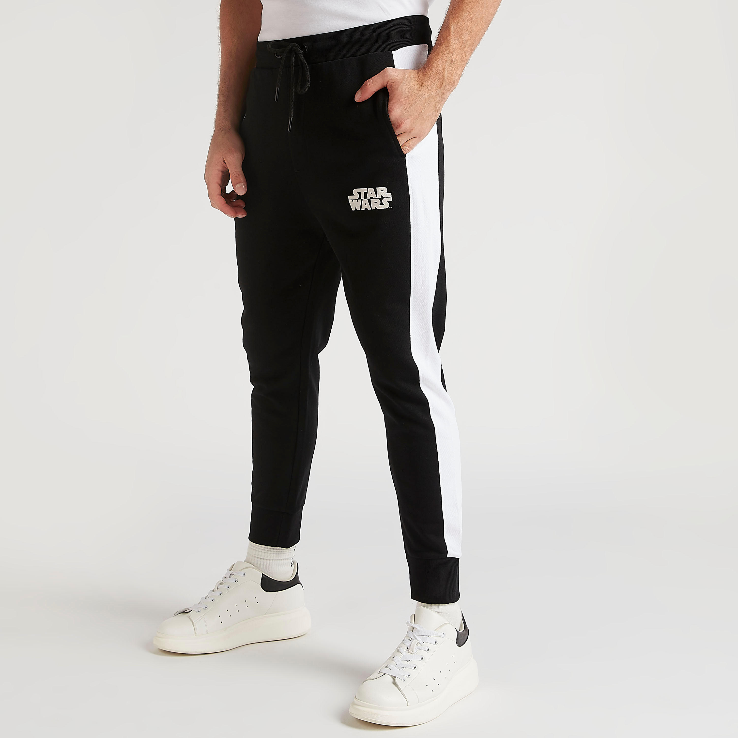 بنطلون رياضي بطبعات ستار وورز ورباط إغلاق وخصر متوسّط الارتفاع-men-clothing-bottoms-joggers-image-5