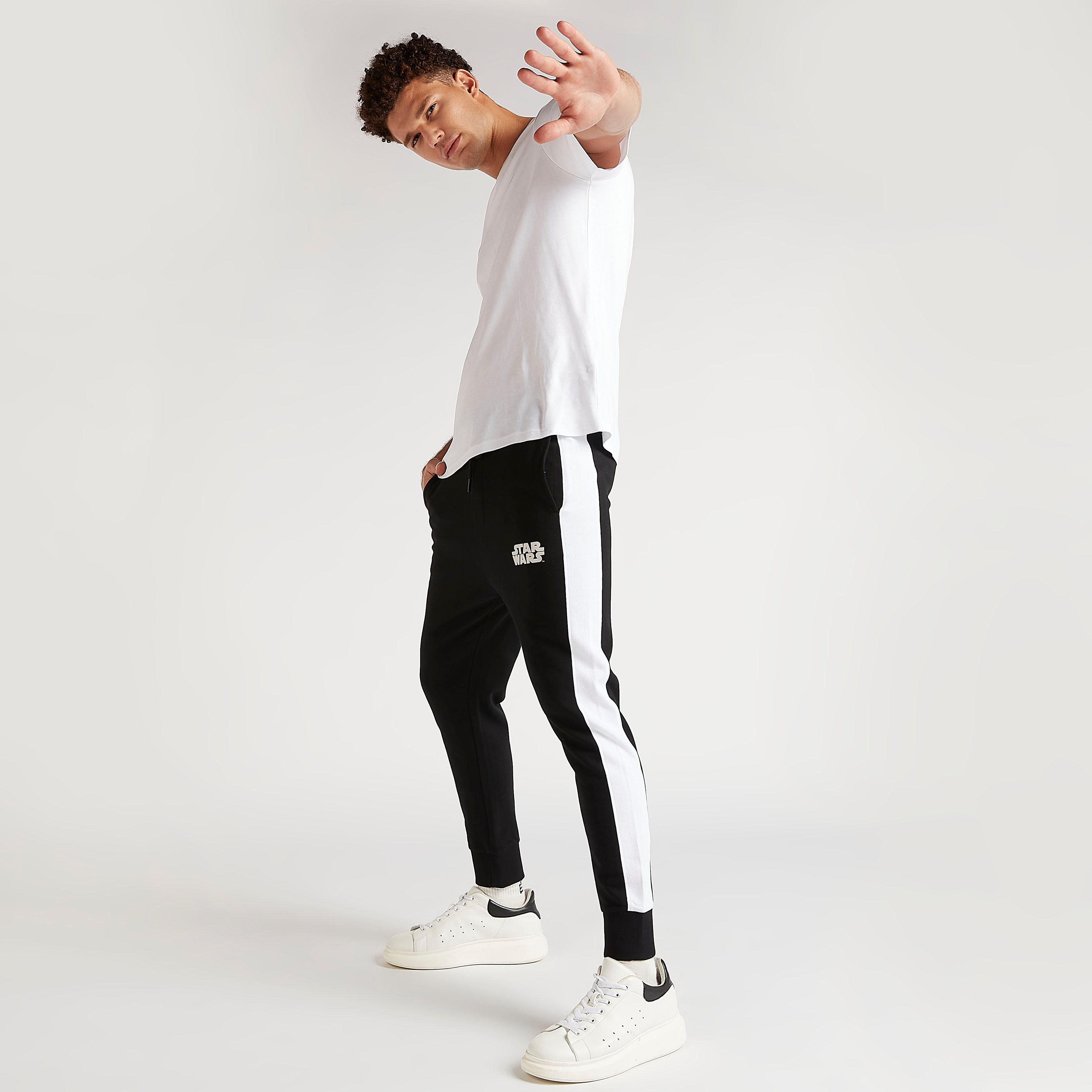 بنطلون رياضي بطبعات ستار وورز ورباط إغلاق وخصر متوسّط الارتفاع-men-clothing-bottoms-joggers-image-4