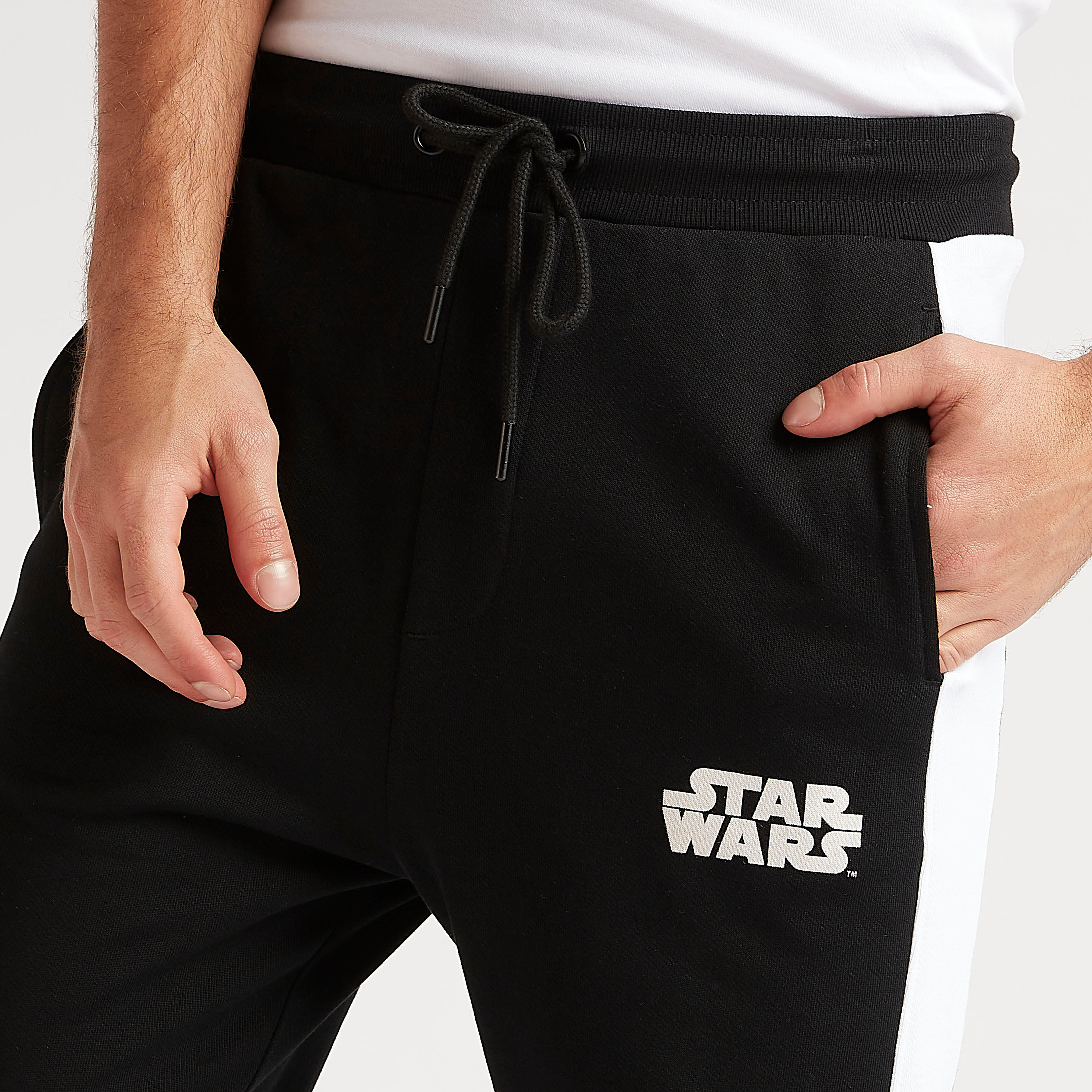 بنطلون رياضي بطبعات ستار وورز ورباط إغلاق وخصر متوسّط الارتفاع-men-clothing-bottoms-joggers-image-3