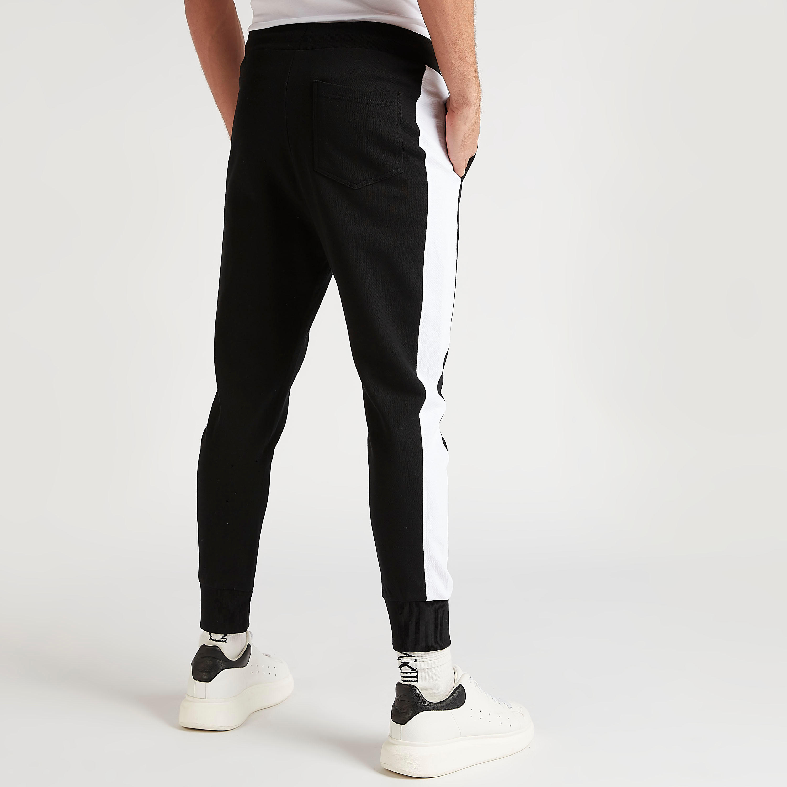 بنطلون رياضي بطبعات ستار وورز ورباط إغلاق وخصر متوسّط الارتفاع-men-clothing-bottoms-joggers-image-2