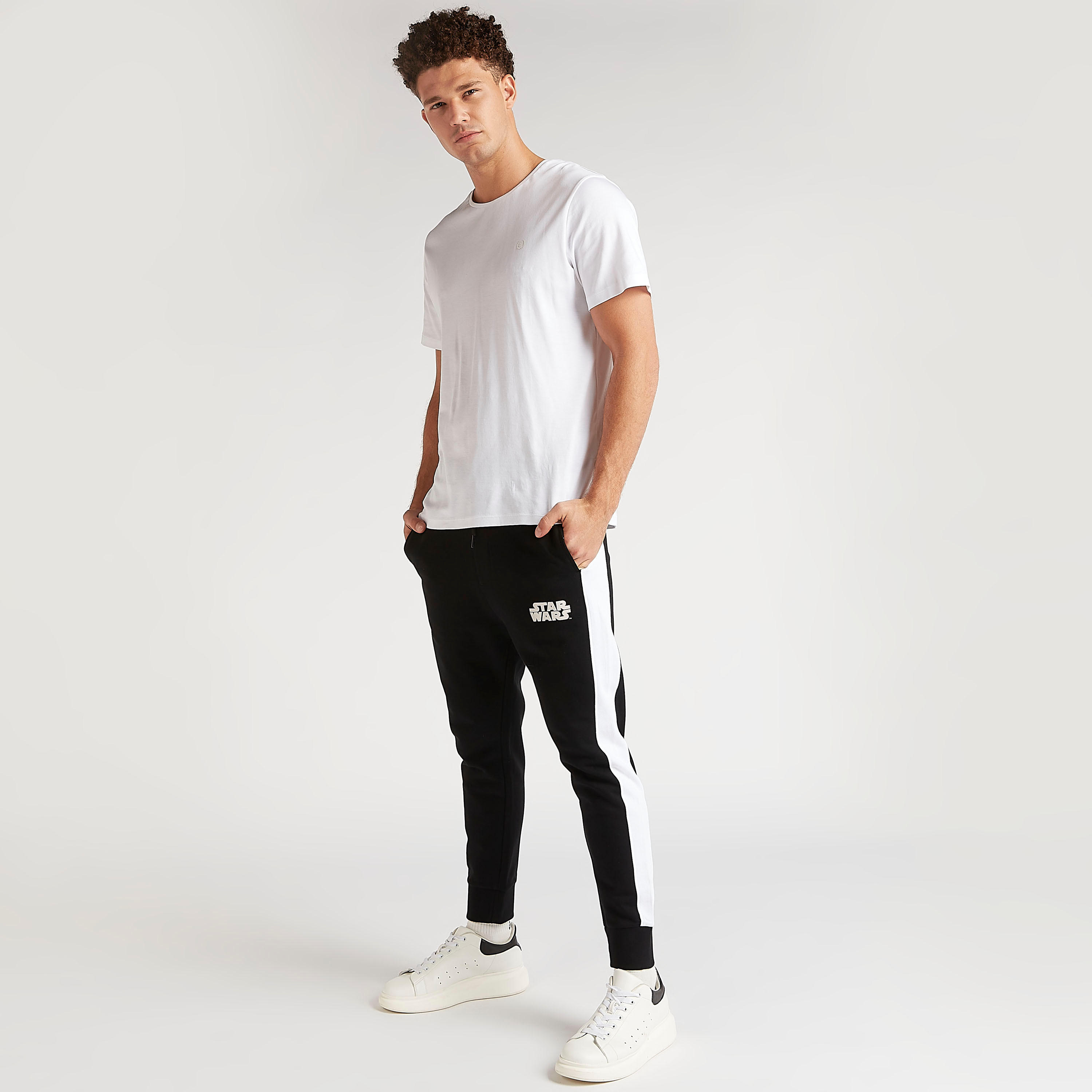 بنطلون رياضي بطبعات ستار وورز ورباط إغلاق وخصر متوسّط الارتفاع-men-clothing-bottoms-joggers-image-1