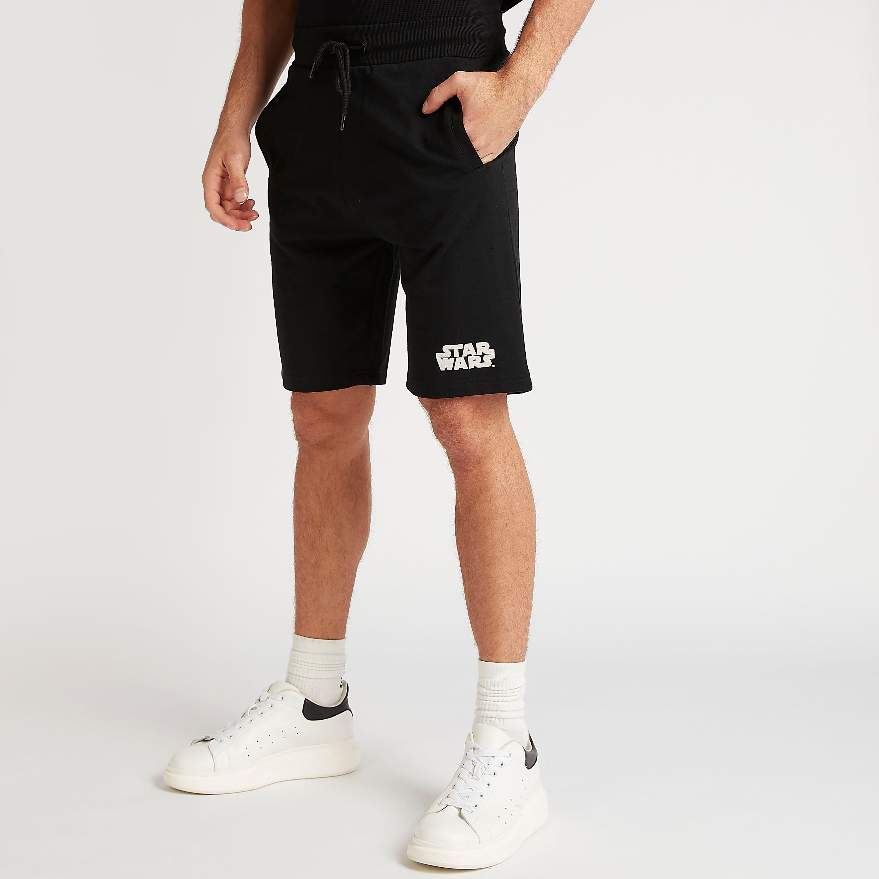 شورت بطبعات ستار وورز ورباط إغلاق وخصر متوسّط الارتفاع-men-clothing-bottoms-shorts-image-1