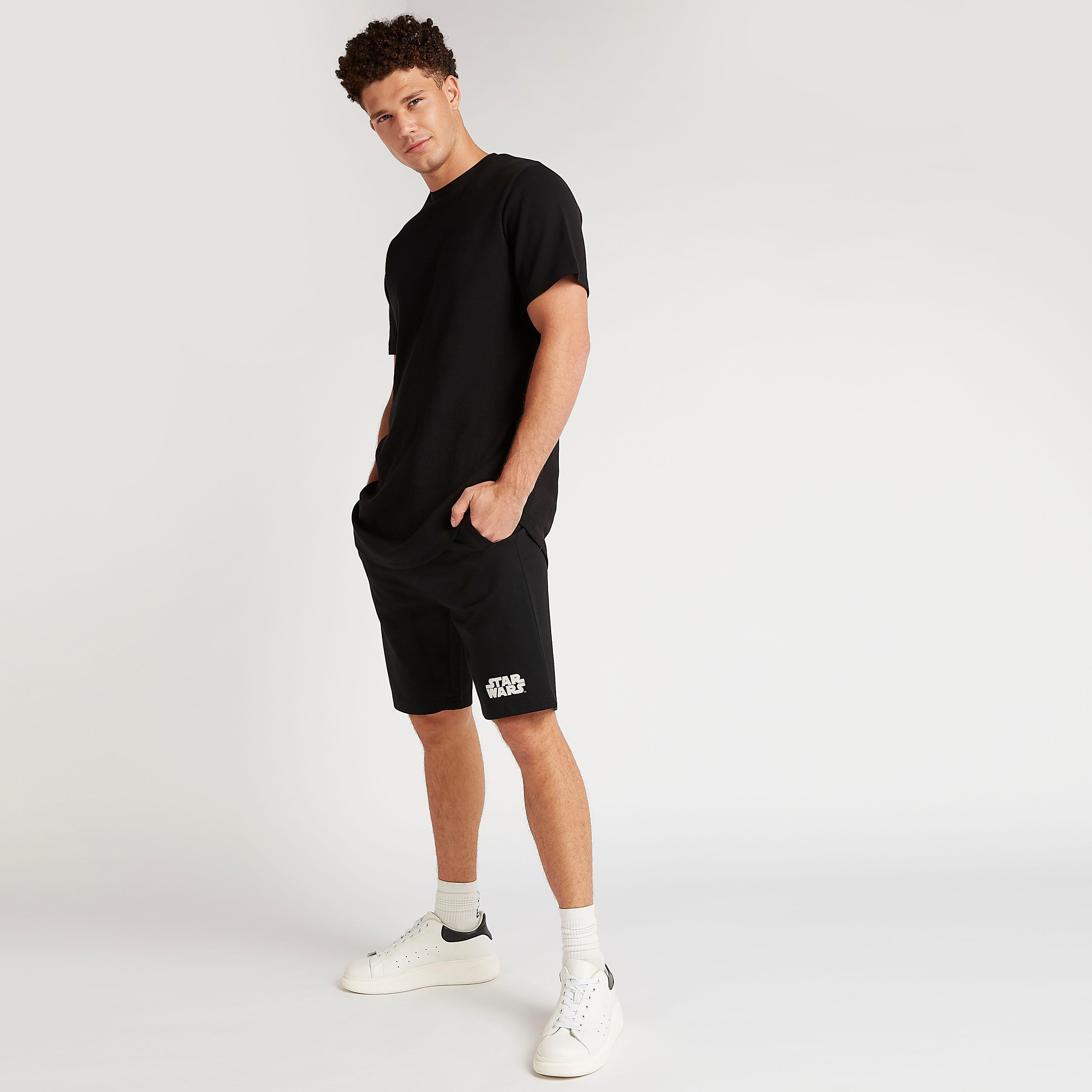 شورت بطبعات ستار وورز ورباط إغلاق وخصر متوسّط الارتفاع-men-clothing-bottoms-shorts-image-2