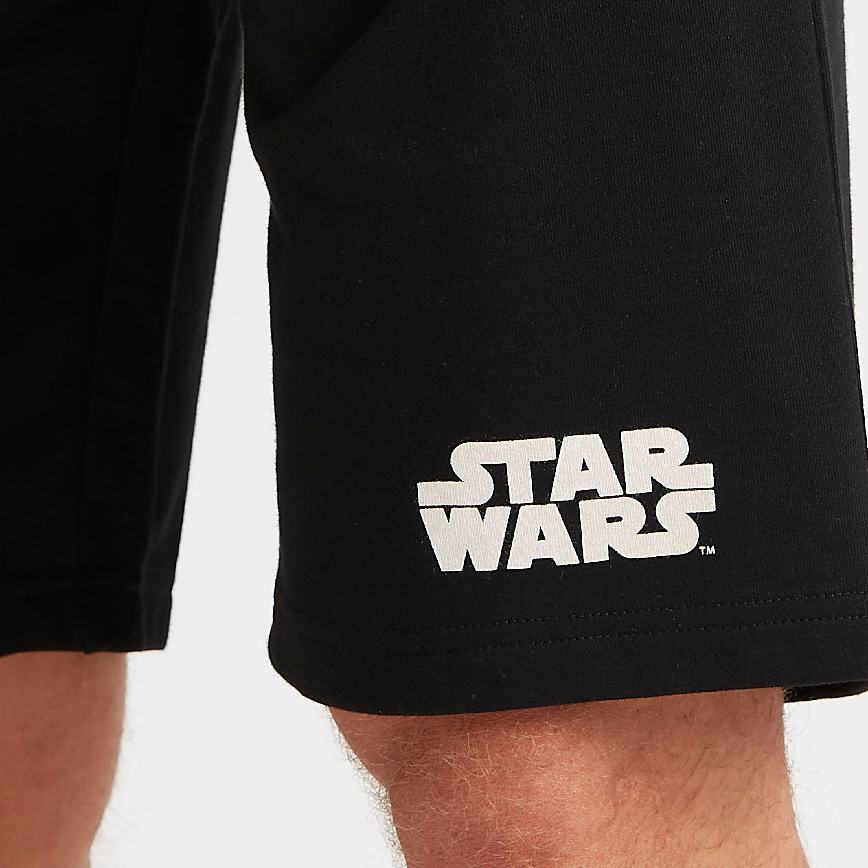 شورت بطبعات ستار وورز ورباط إغلاق وخصر متوسّط الارتفاع-men-clothing-bottoms-shorts-image-3