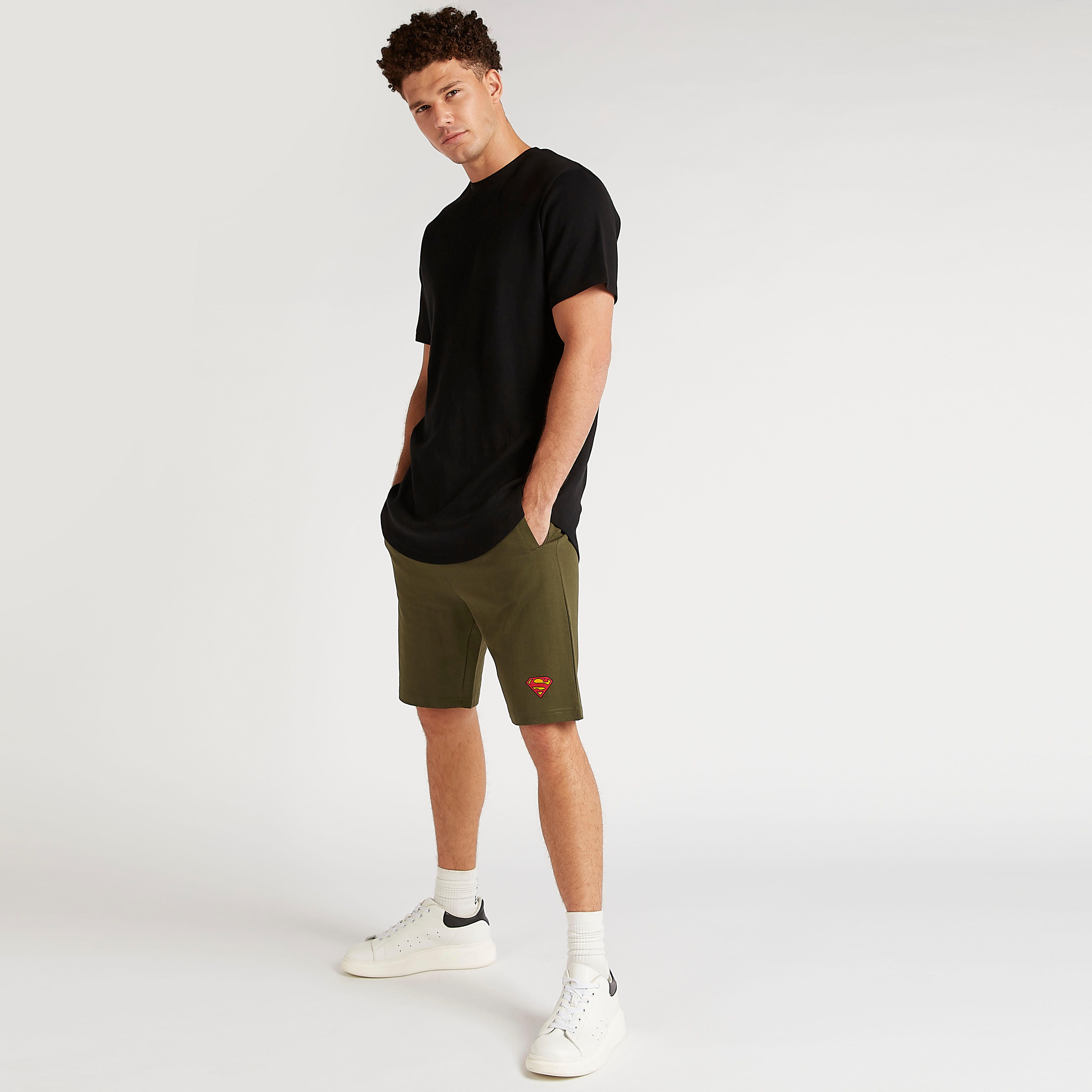 شورت بخصر متوسط الارتفاع وطبعات سوبر مان ورباط إغلاق-men-clothing-bottoms-shorts-image-3