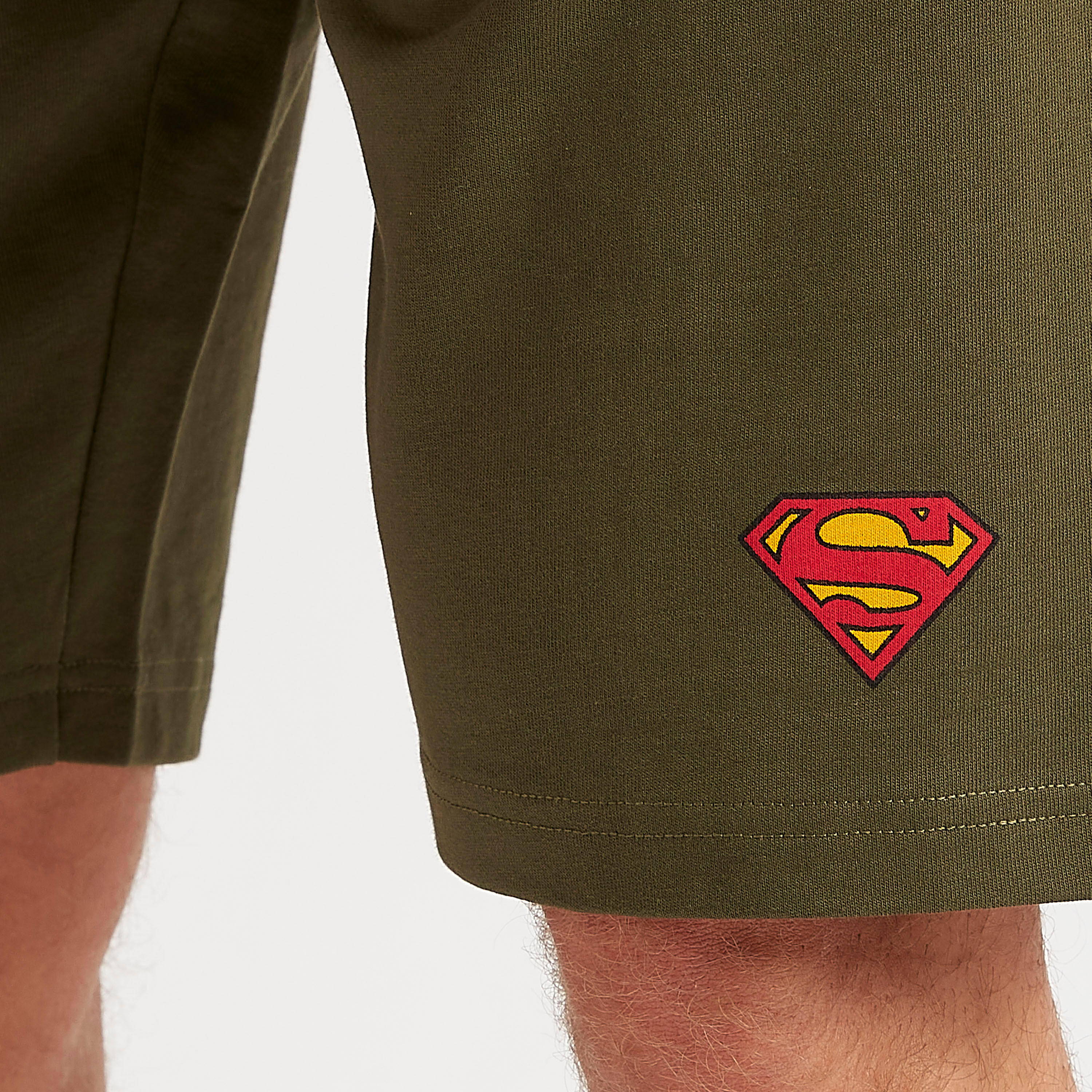 شورت بخصر متوسط الارتفاع وطبعات سوبر مان ورباط إغلاق-men-clothing-bottoms-shorts-image-2