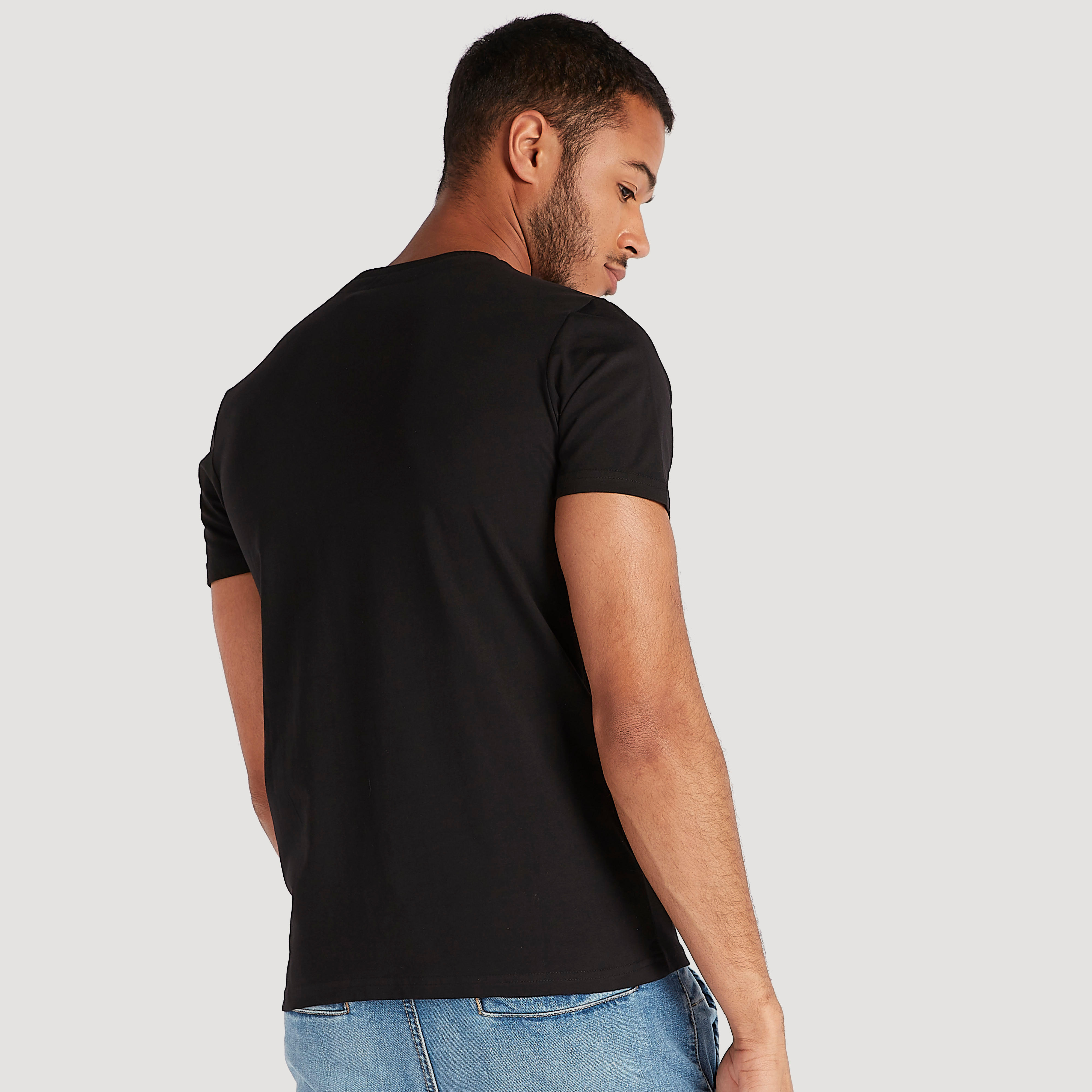 تيشيرت بياقة ضيّقة وأكمام قصيرة وطبعات-men-clothing-tshirtsandpolos-tshirts-image-4