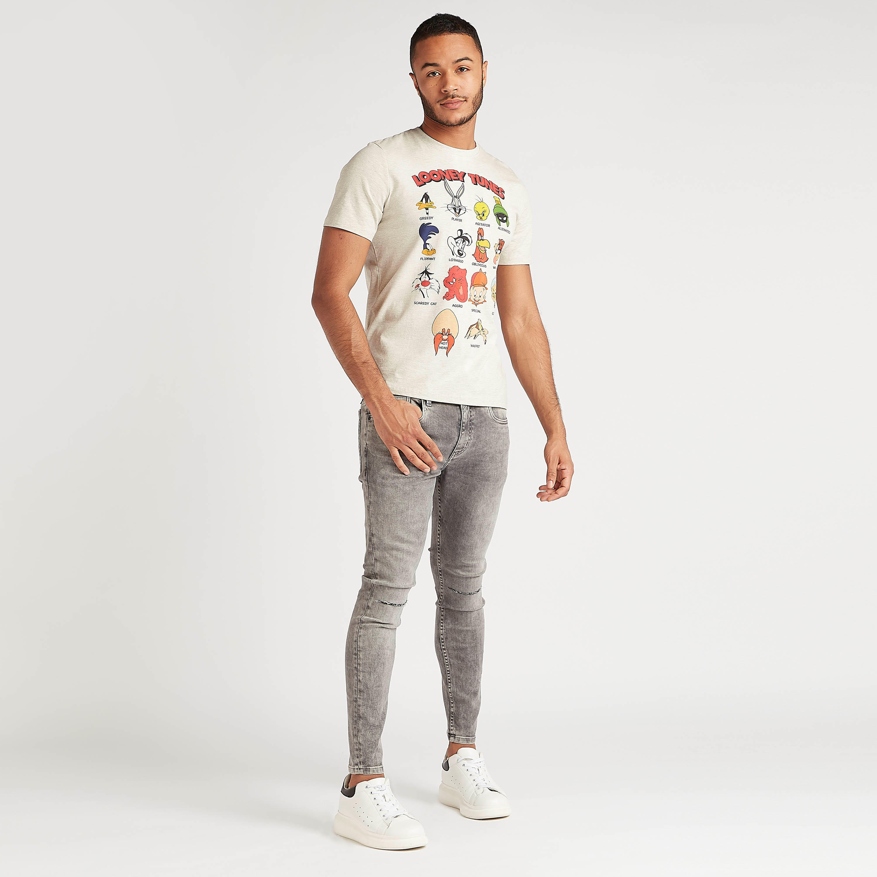 تيشيرت بياقة ضيقة وأكمام قصيرة وطبعات لوني تيونز-men-clothing-tshirtsandpolos-tshirts-image-2