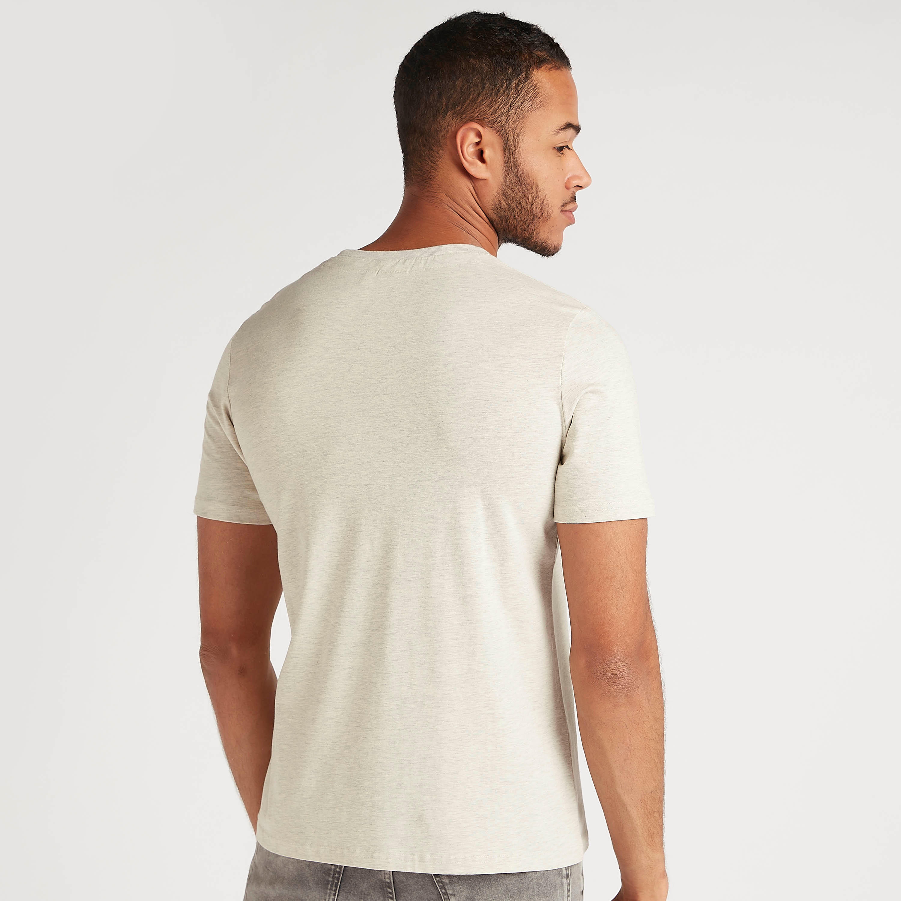 تيشيرت بياقة ضيقة وأكمام قصيرة وطبعات لوني تيونز-men-clothing-tshirtsandpolos-tshirts-image-4