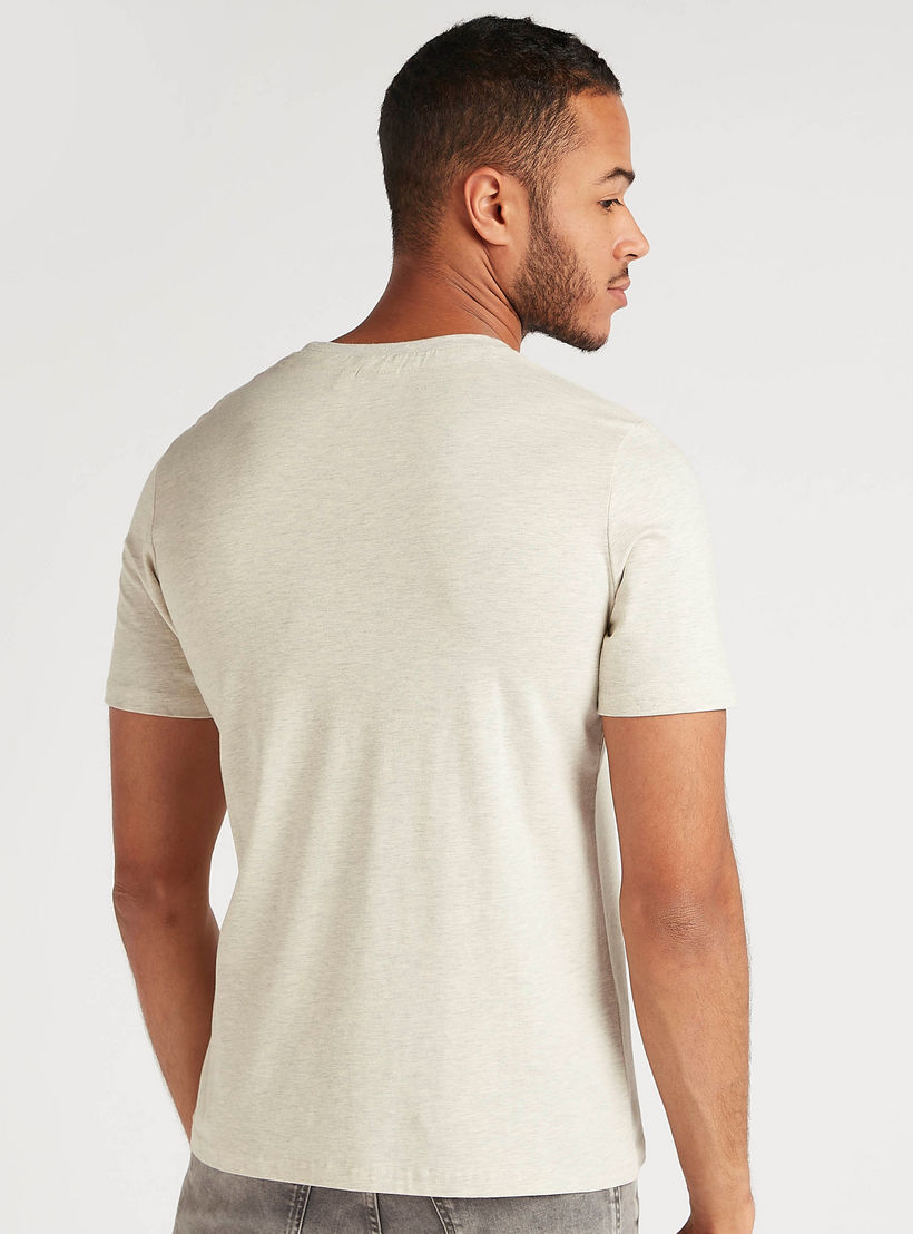 تيشيرت بياقة ضيقة وأكمام قصيرة وطبعات لوني تيونز-men-clothing-tshirtsandpolos-tshirts-image-4