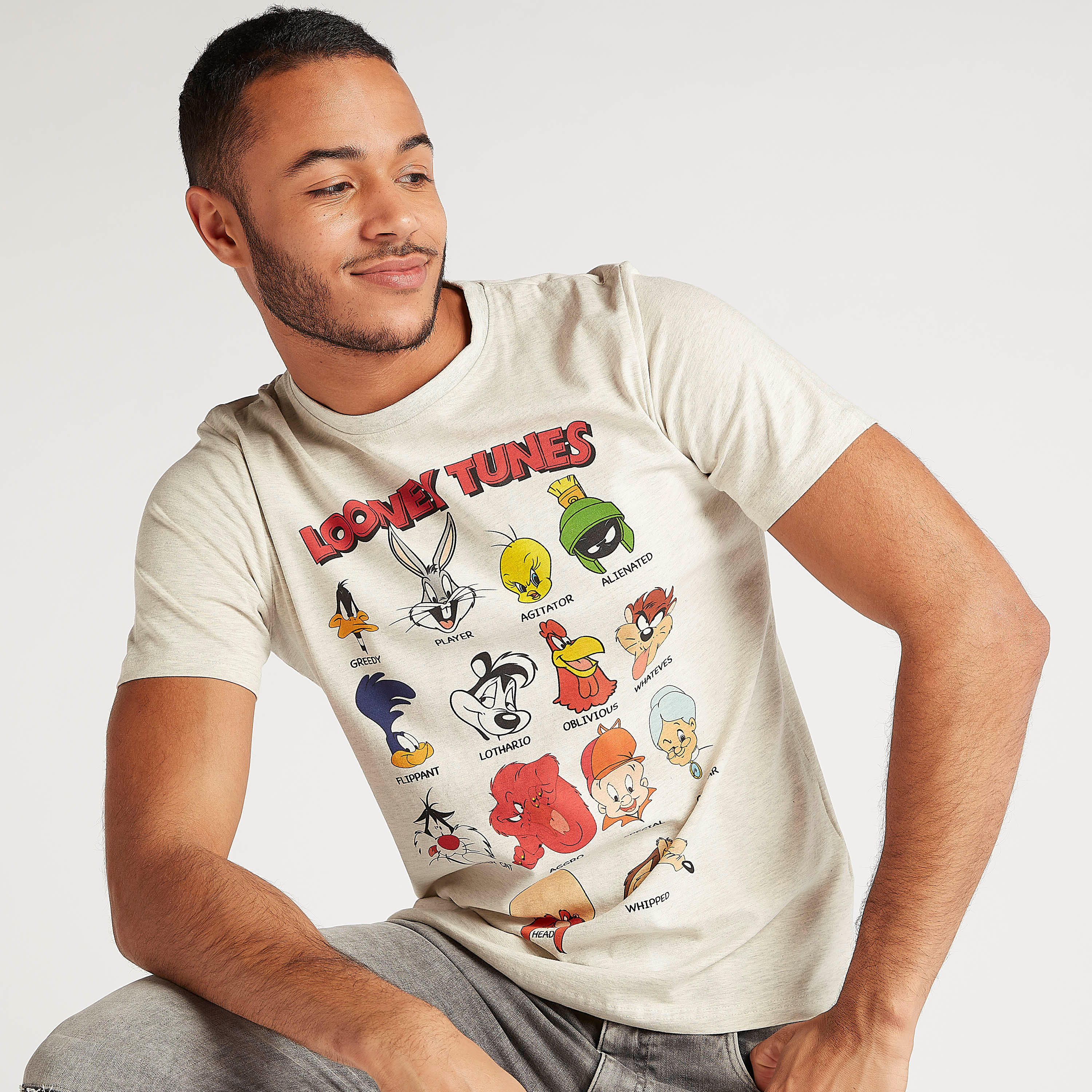 تيشيرت بياقة ضيقة وأكمام قصيرة وطبعات لوني تيونز-men-clothing-tshirtsandpolos-tshirts-image-5