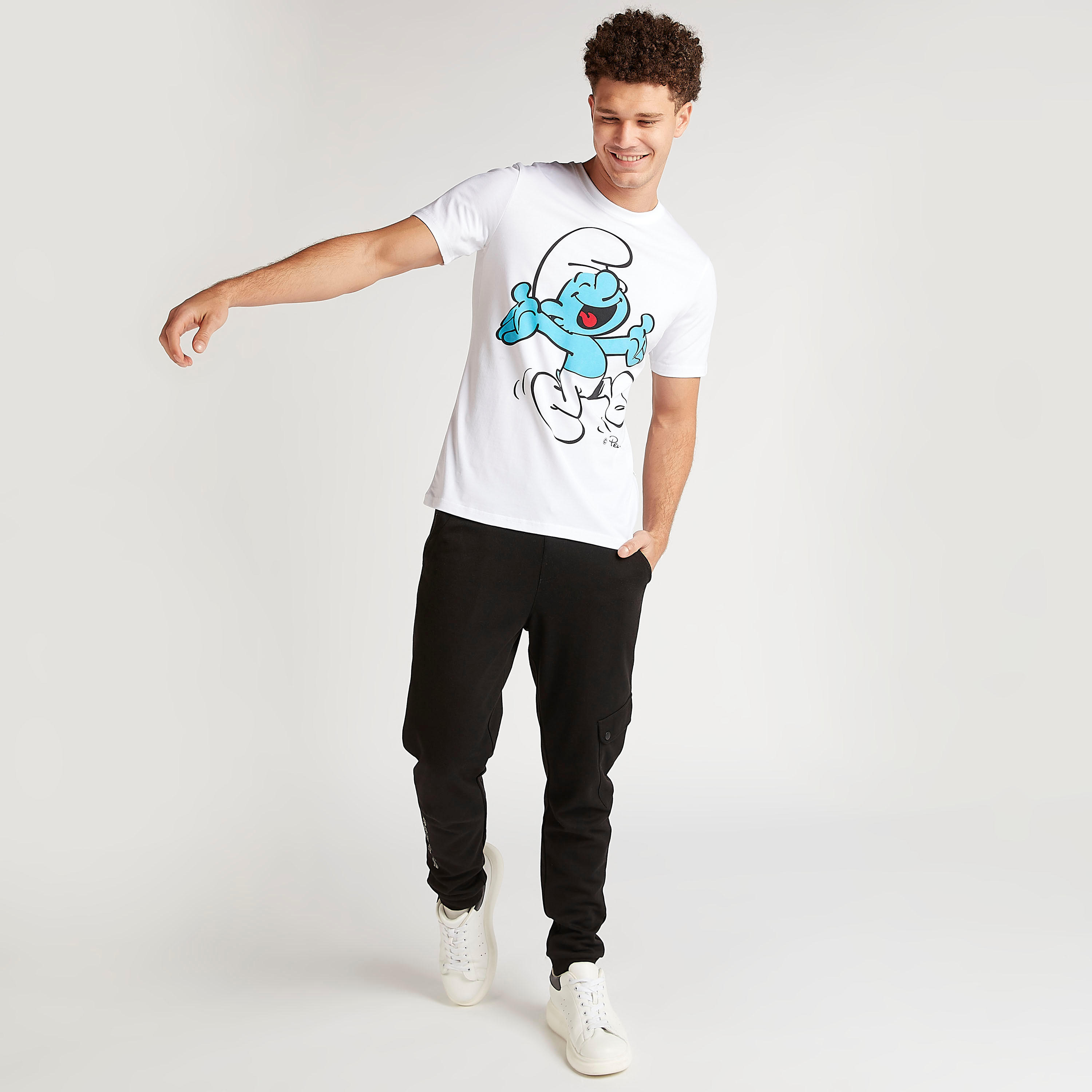 تيشيرت بياقة ضيّقة وأكمام قصيرة وطبعات ذي سمورفز-men-clothing-tshirtsandpolos-tshirts-image-2