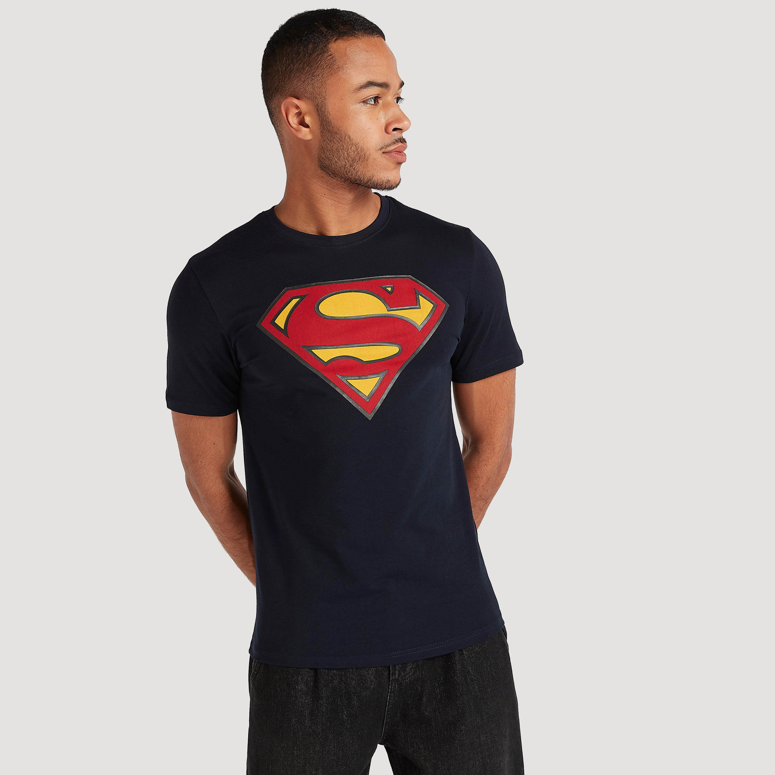 تيشيرت بياقة ضيّقة وأكمام كاب وطبعات شعار سوبرمان-men-clothing-tshirtsandpolos-tshirts-image-1