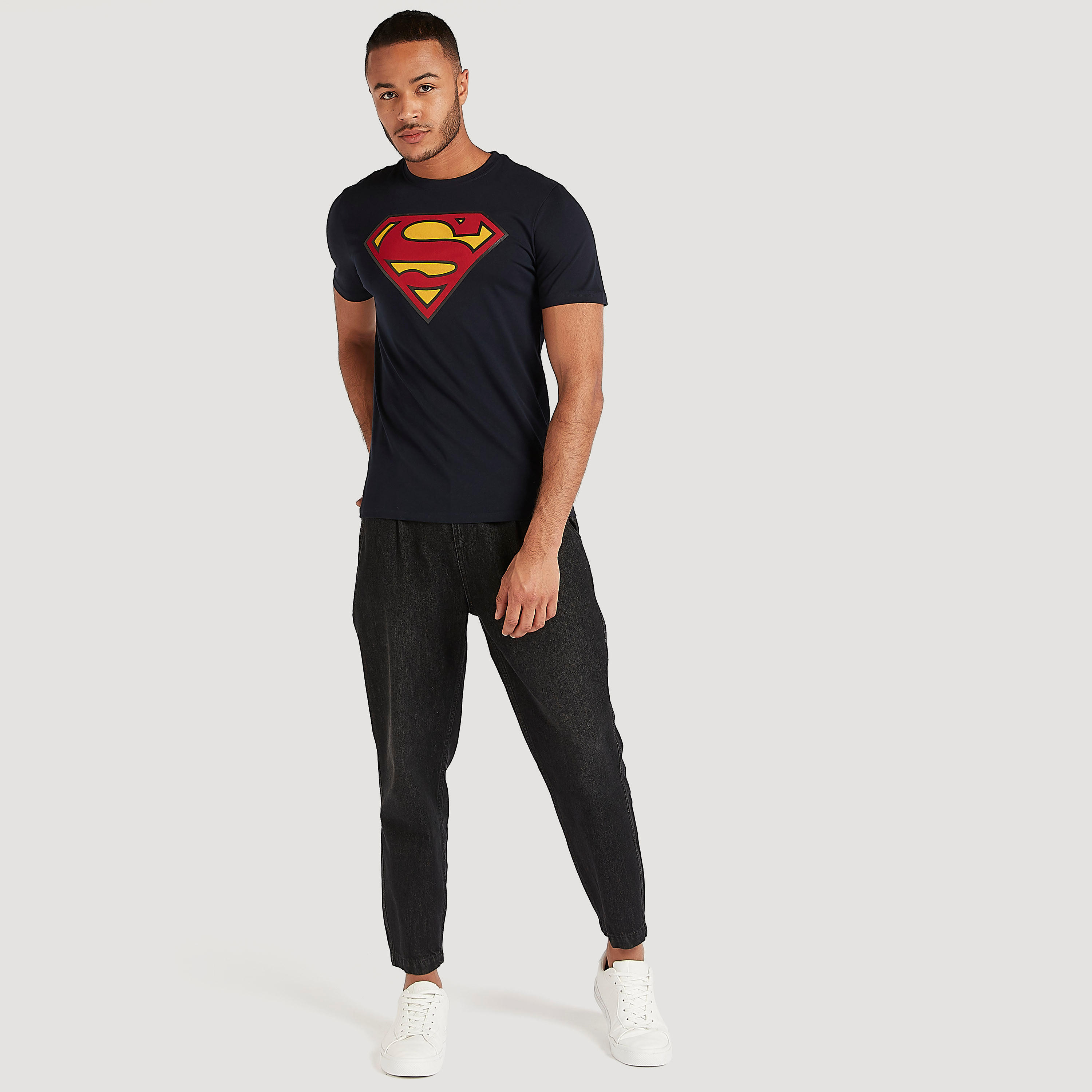 تيشيرت بياقة ضيّقة وأكمام كاب وطبعات شعار سوبرمان-men-clothing-tshirtsandpolos-tshirts-image-2