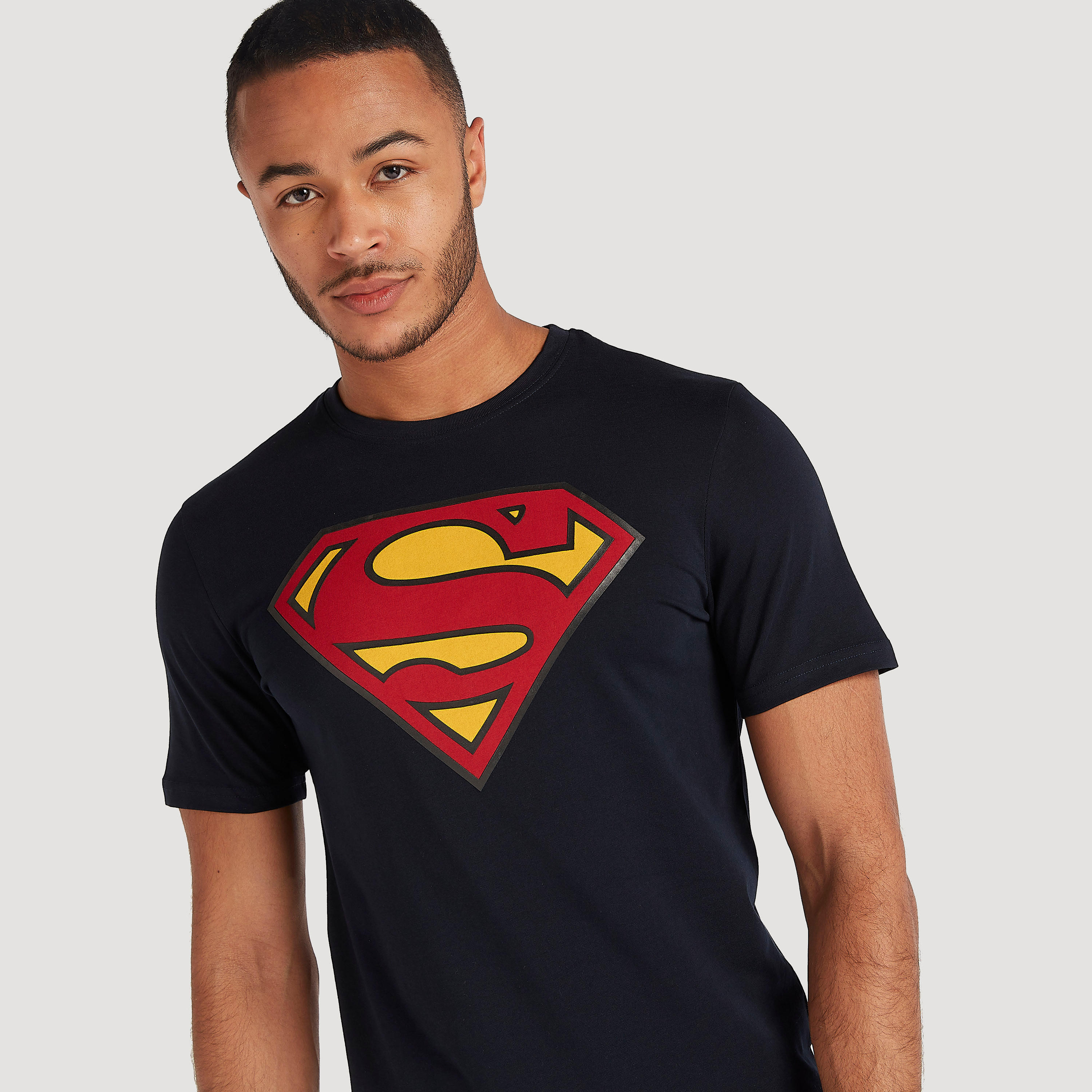 تيشيرت بياقة ضيّقة وأكمام كاب وطبعات شعار سوبرمان-men-clothing-tshirtsandpolos-tshirts-image-3