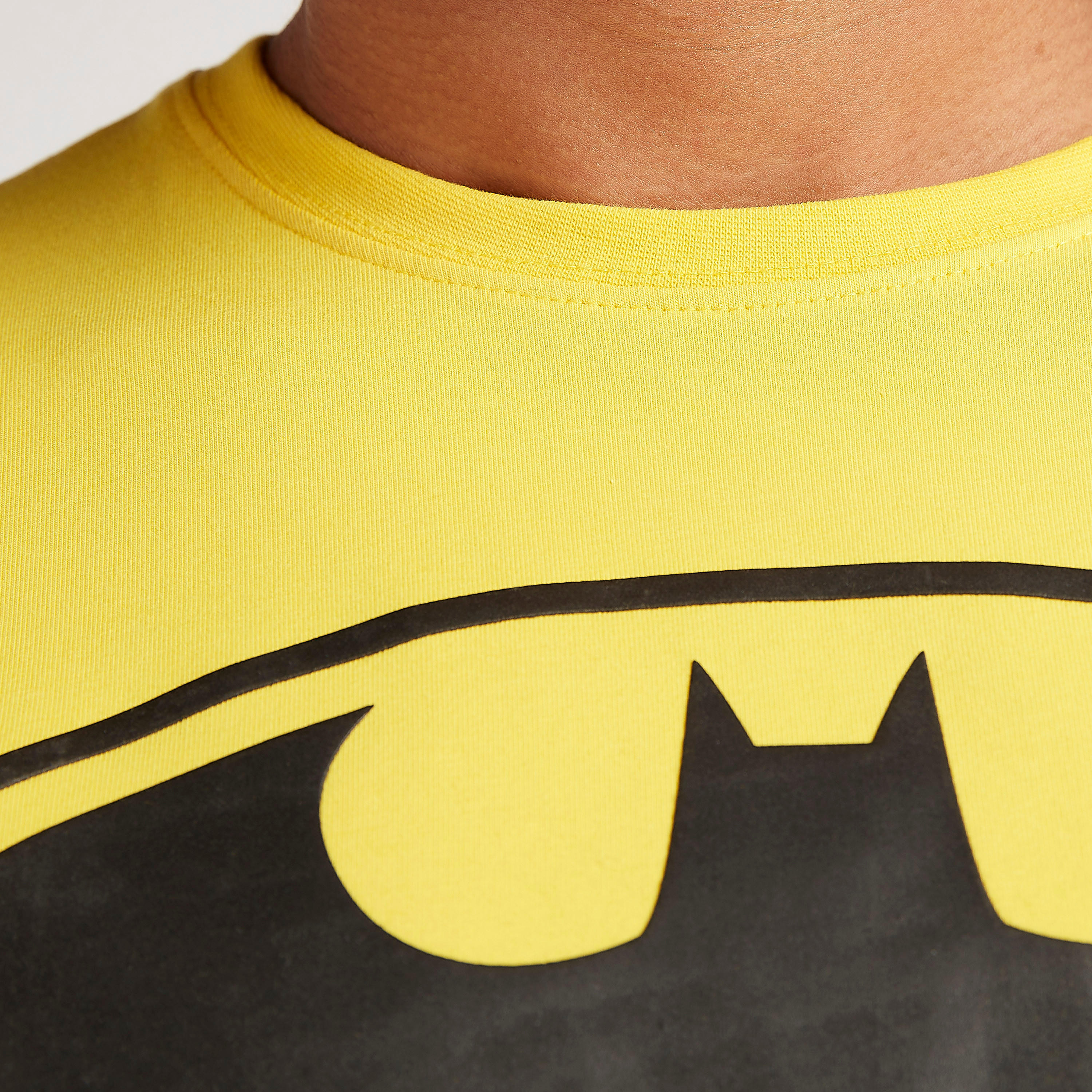 تيشيرت بياقة ضيّقة وأكمام قصيرة وطبعات باتمان-men-clothing-tshirtsandpolos-tshirts-image-6