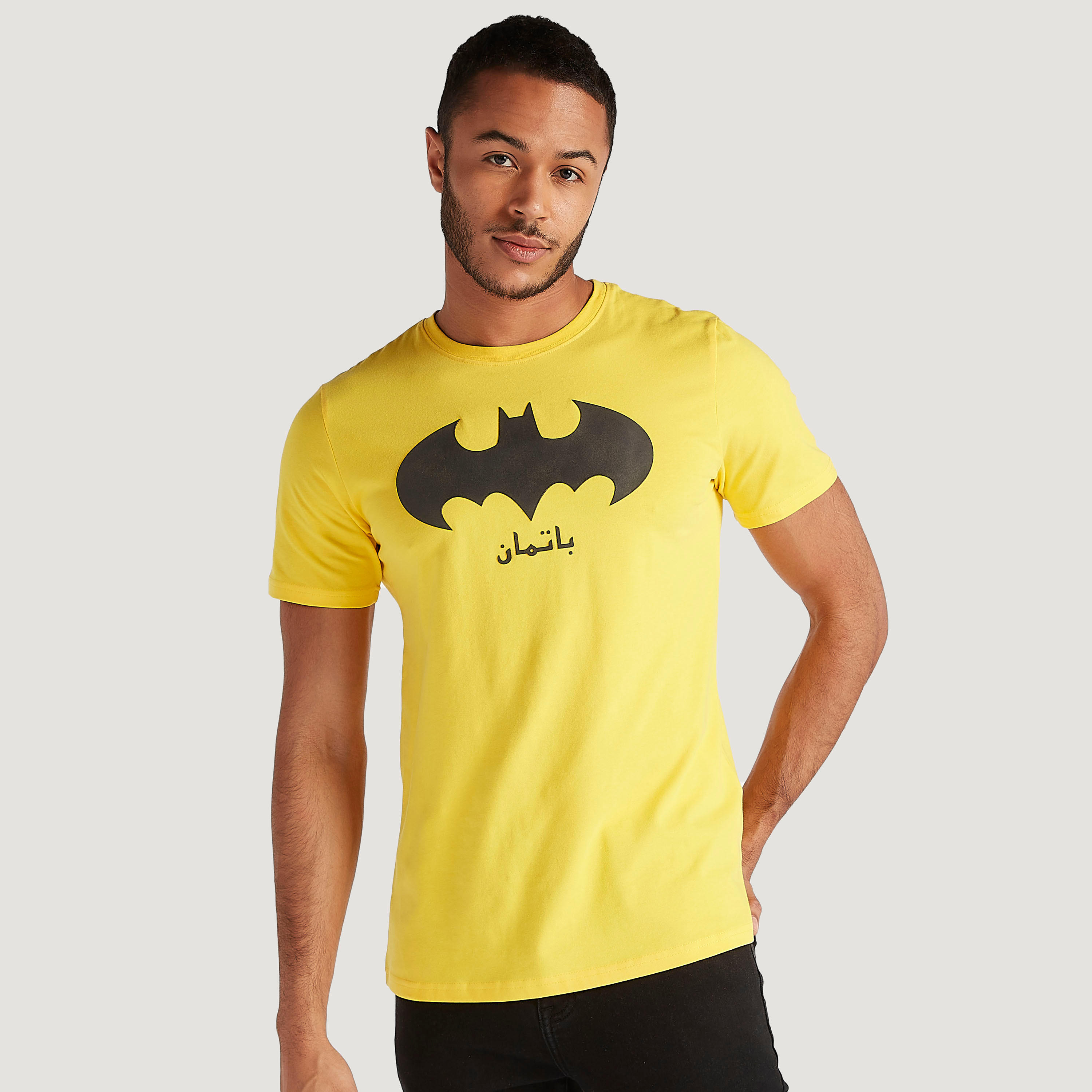 تيشيرت بياقة ضيّقة وأكمام قصيرة وطبعات باتمان-men-clothing-tshirtsandpolos-tshirts-image-1