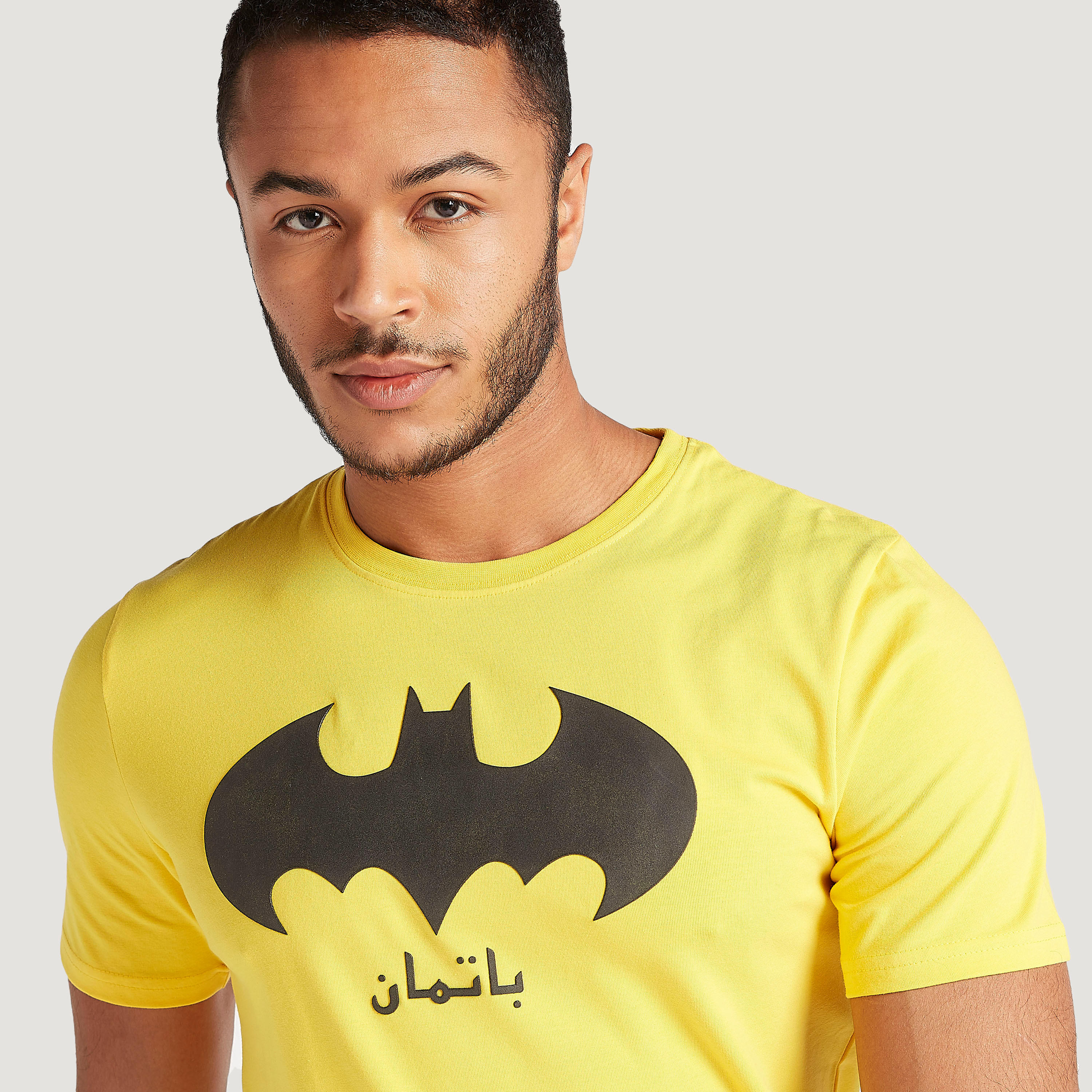 تيشيرت بياقة ضيّقة وأكمام قصيرة وطبعات باتمان-men-clothing-tshirtsandpolos-tshirts-image-3