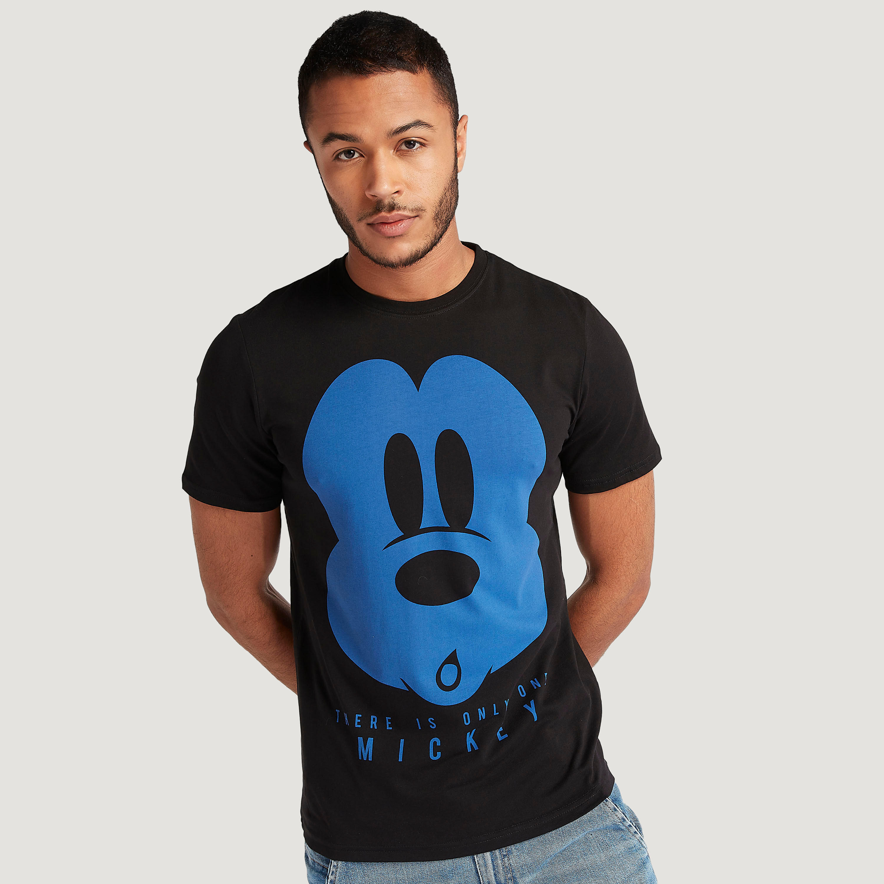 تيشيرت بياقة ضيّقة وطبعات ميكي ماوس-men-clothing-tshirtsandpolos-tshirts-image-5