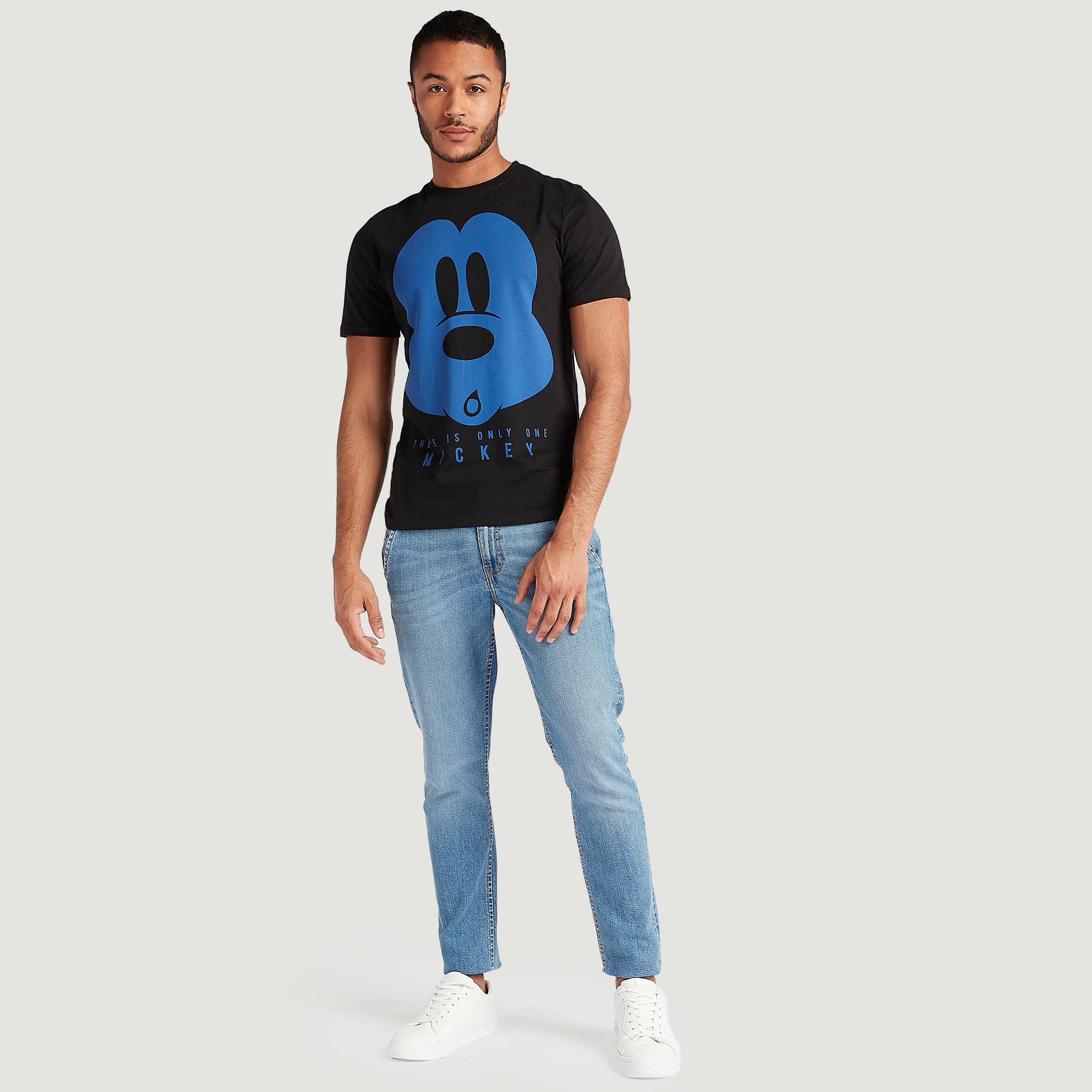 تيشيرت بياقة ضيّقة وطبعات ميكي ماوس-men-clothing-tshirtsandpolos-tshirts-image-4