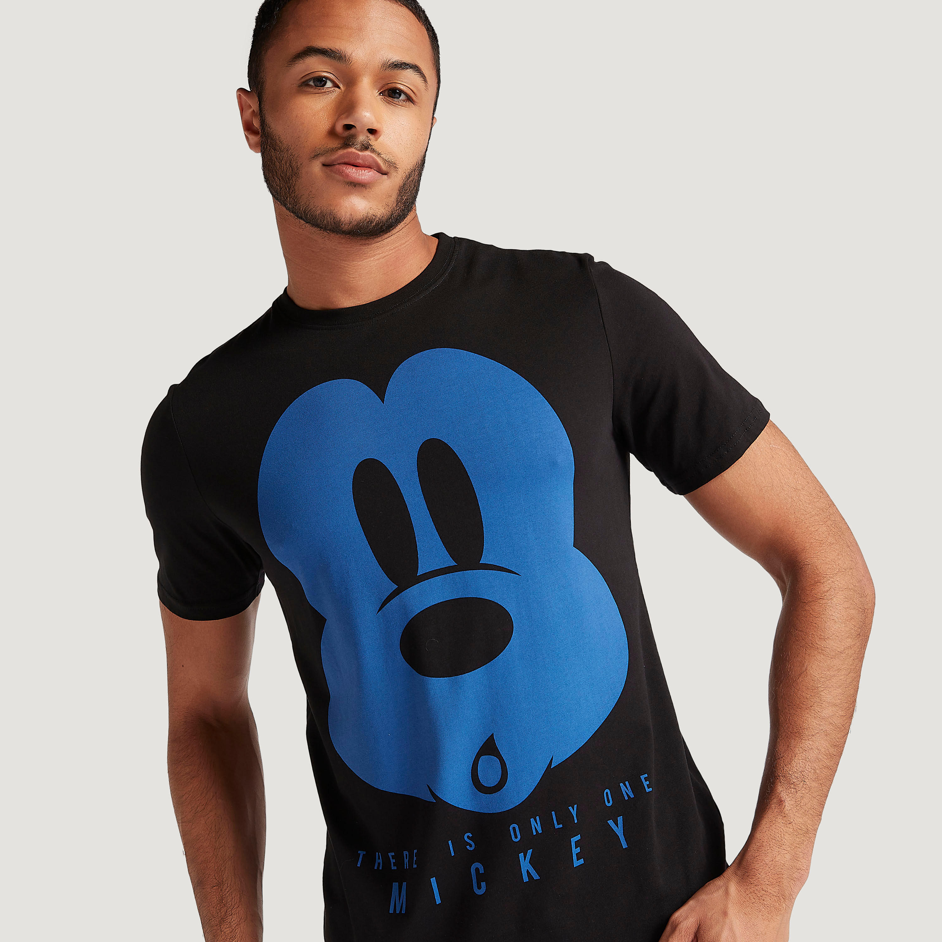 تيشيرت بياقة ضيّقة وطبعات ميكي ماوس-men-clothing-tshirtsandpolos-tshirts-image-3