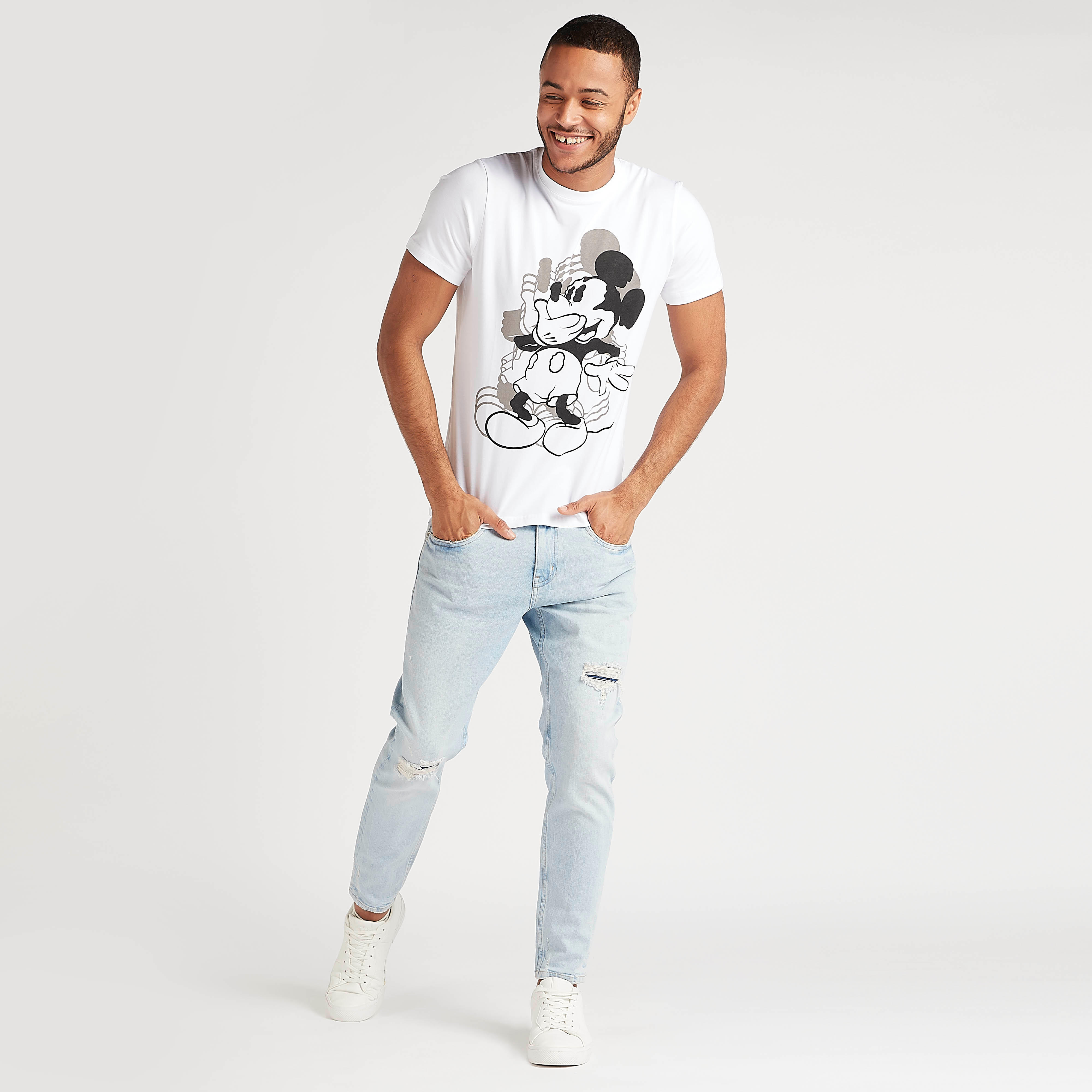 تيشيرت بياقة ضيّقة وأكمام قصيرة وطبعات ميكي ماوس-men-clothing-tshirtsandpolos-tshirts-image-2