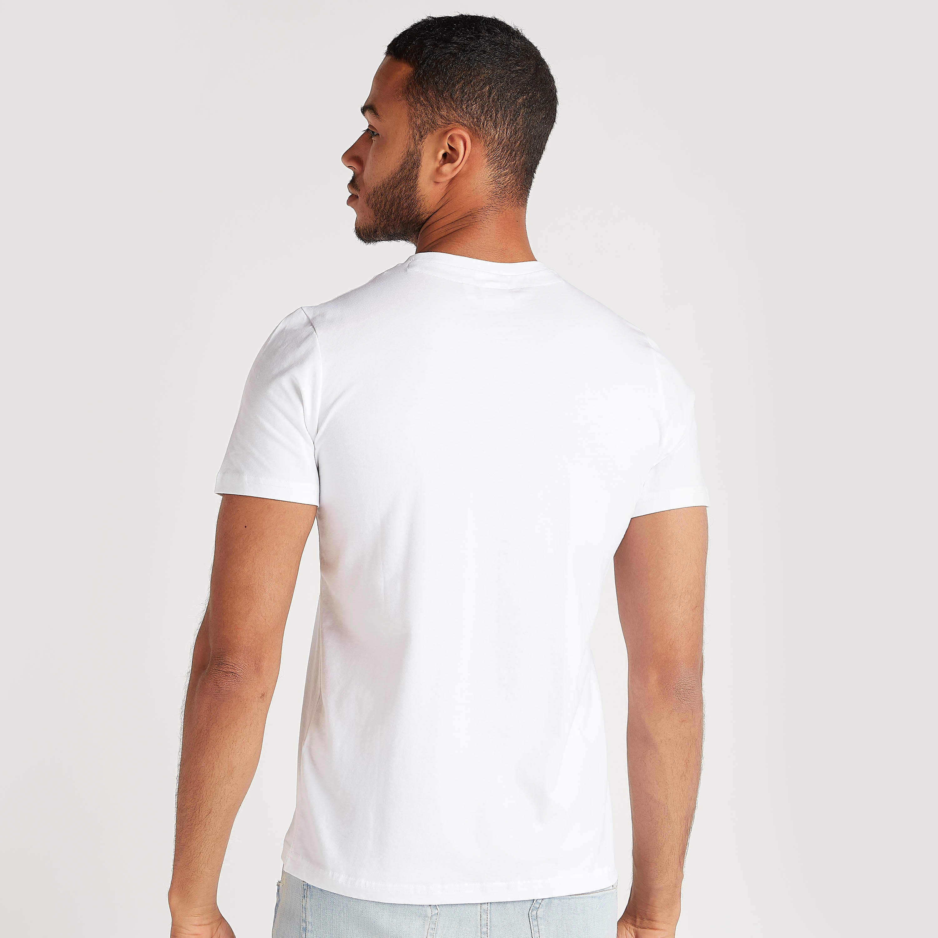 تيشيرت بياقة ضيّقة وأكمام قصيرة وطبعات ميكي ماوس-men-clothing-tshirtsandpolos-tshirts-image-4