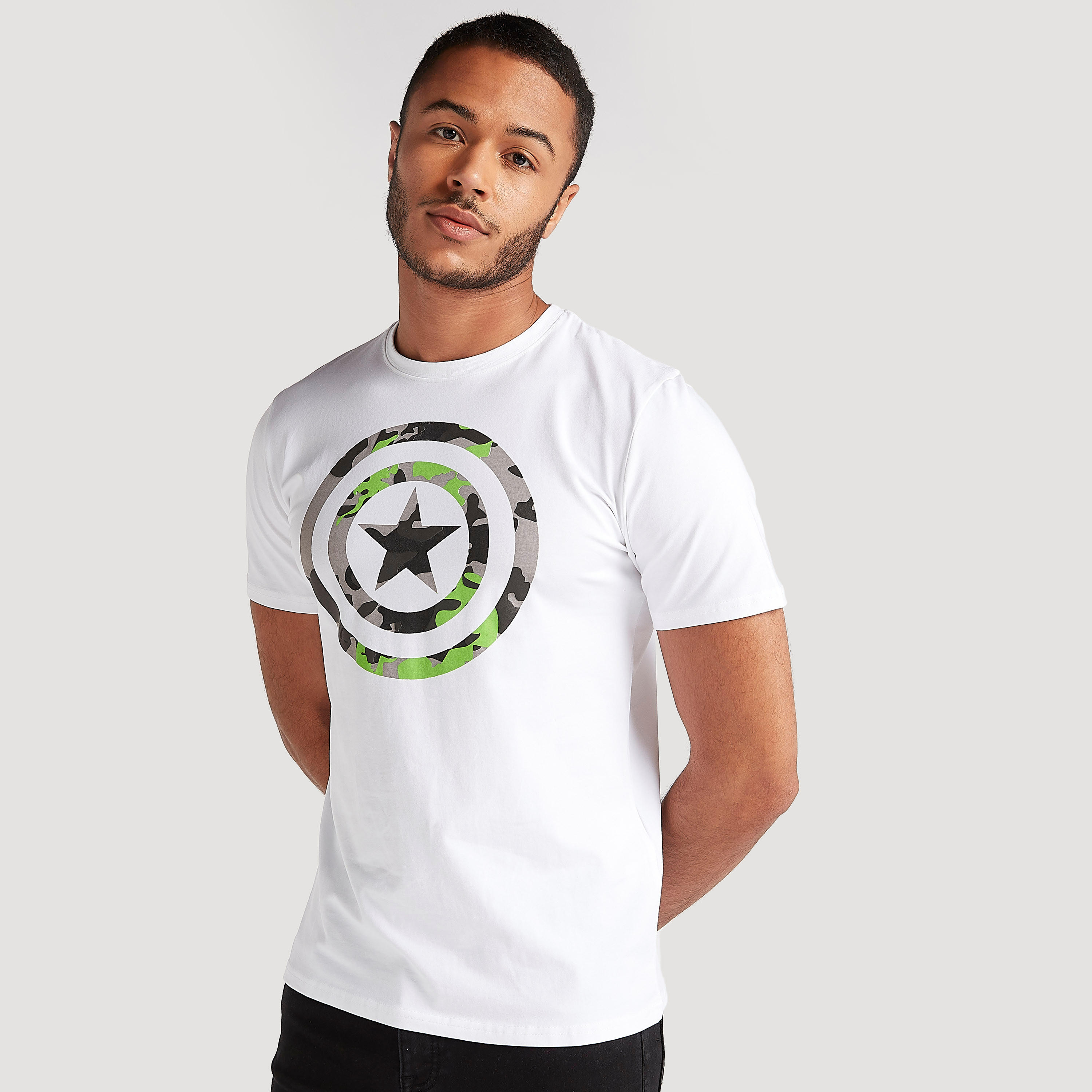 تيشيرت بياقة ضيقة وأكمام قصيرة وطبعات كابتن أمريكا-men-clothing-tshirtsandpolos-tshirts-image-1