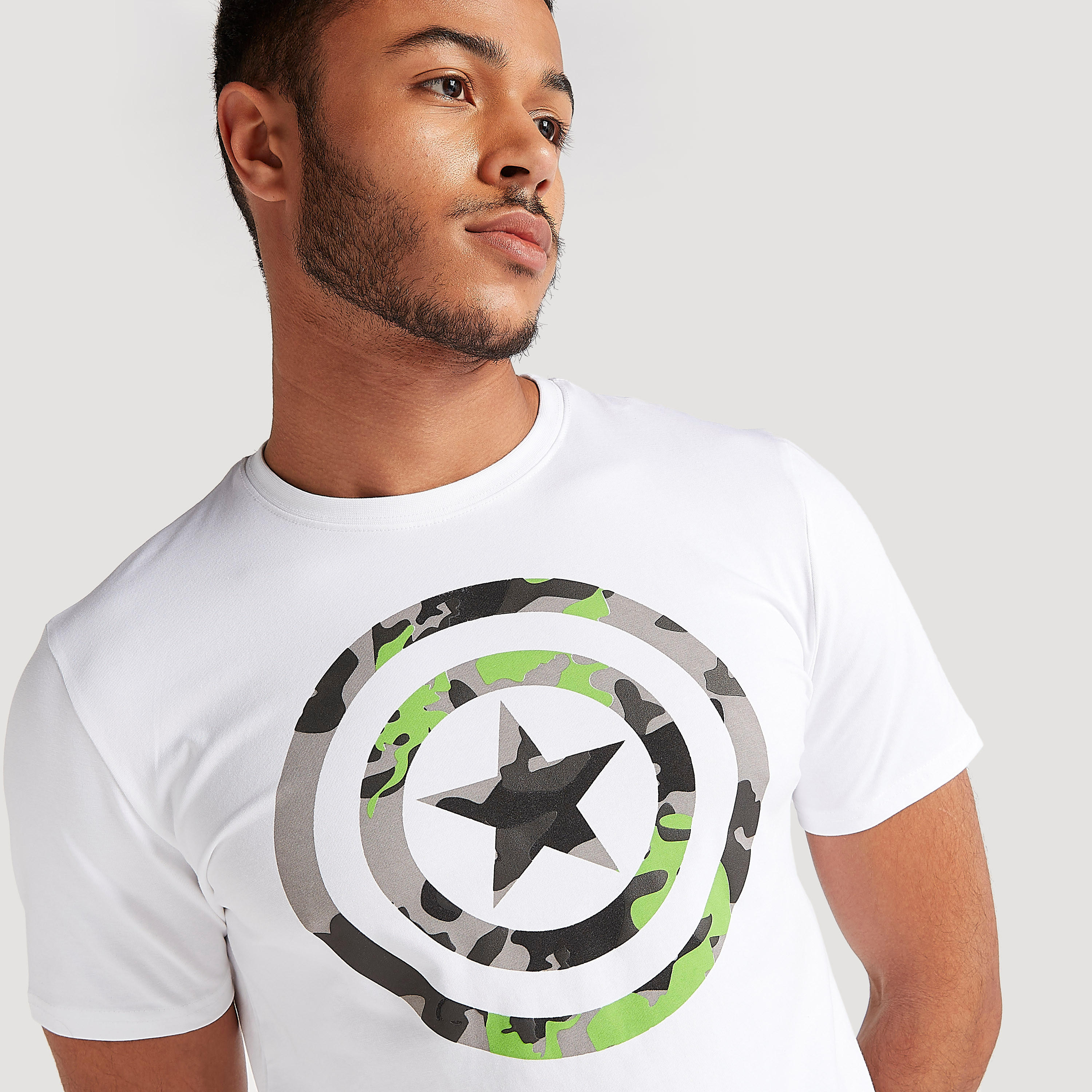 تيشيرت بياقة ضيقة وأكمام قصيرة وطبعات كابتن أمريكا-men-clothing-tshirtsandpolos-tshirts-image-3