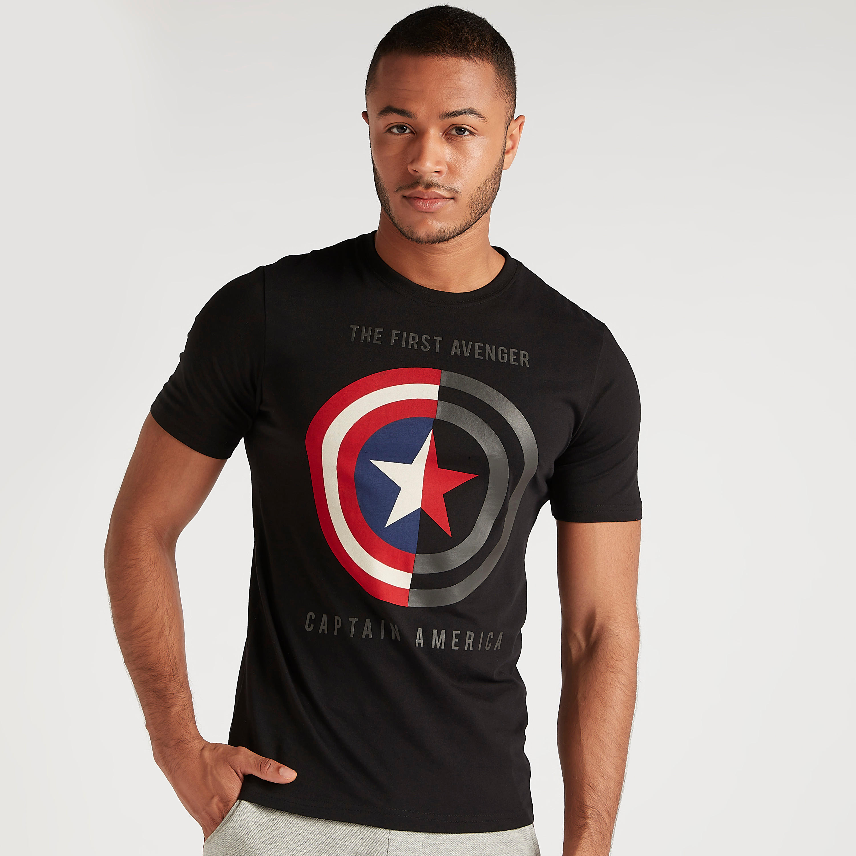 تيشيرت بياقة ضيّقة وأكمام قصيرة وطبعات كابتن أميريكا-men-clothing-tshirtsandpolos-tshirts-image-1