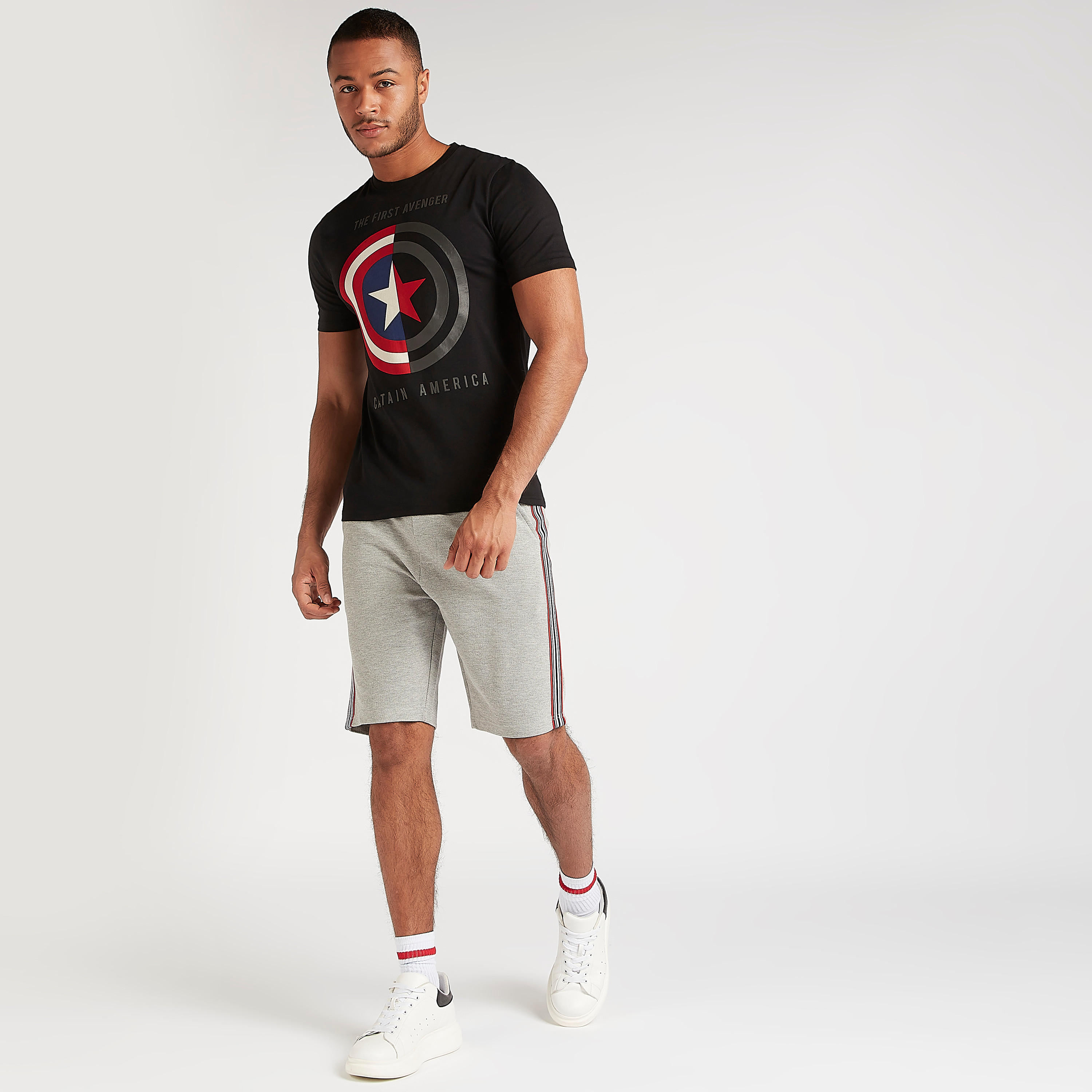 تيشيرت بياقة ضيّقة وأكمام قصيرة وطبعات كابتن أميريكا-men-clothing-tshirtsandpolos-tshirts-image-2