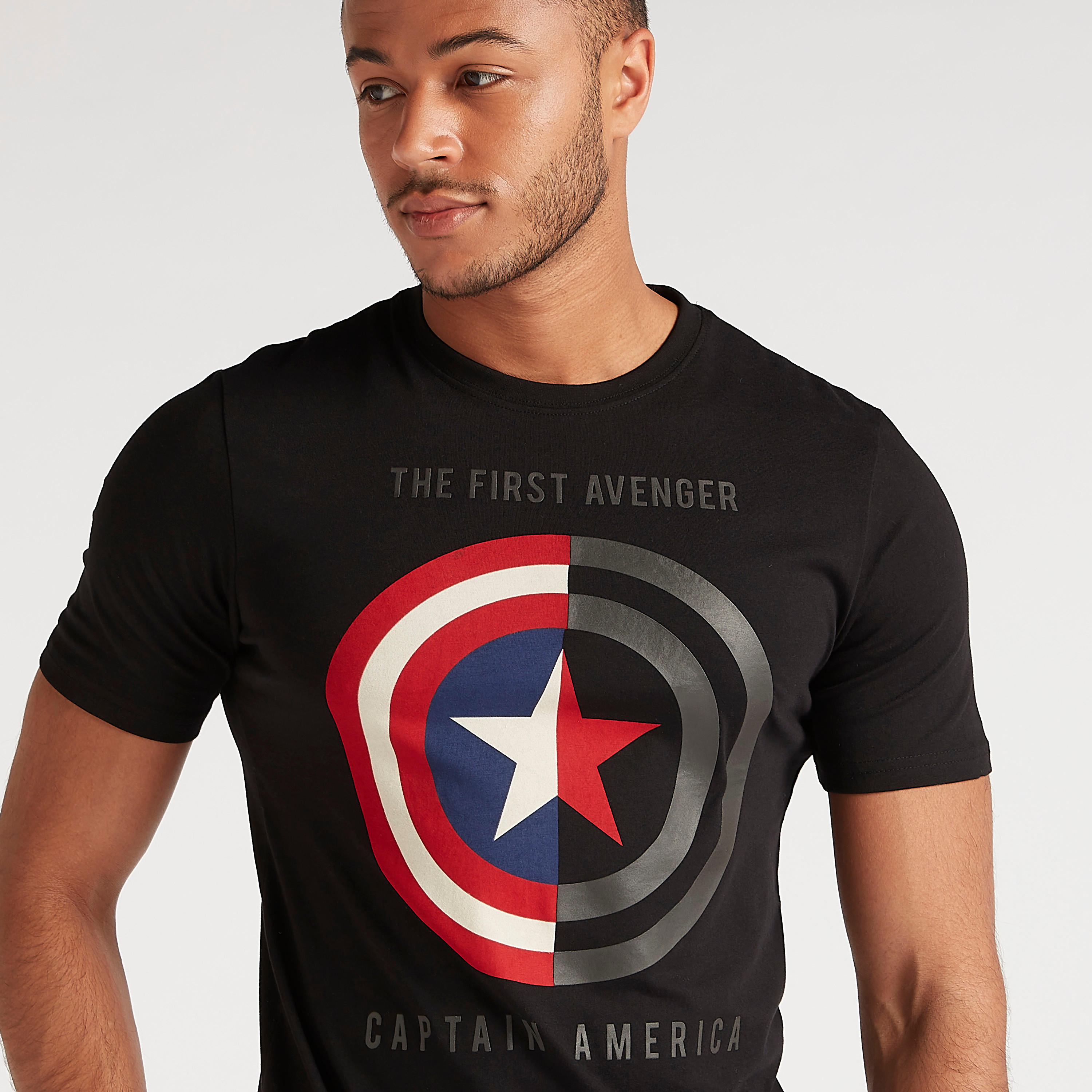 تيشيرت بياقة ضيّقة وأكمام قصيرة وطبعات كابتن أميريكا-men-clothing-tshirtsandpolos-tshirts-image-3