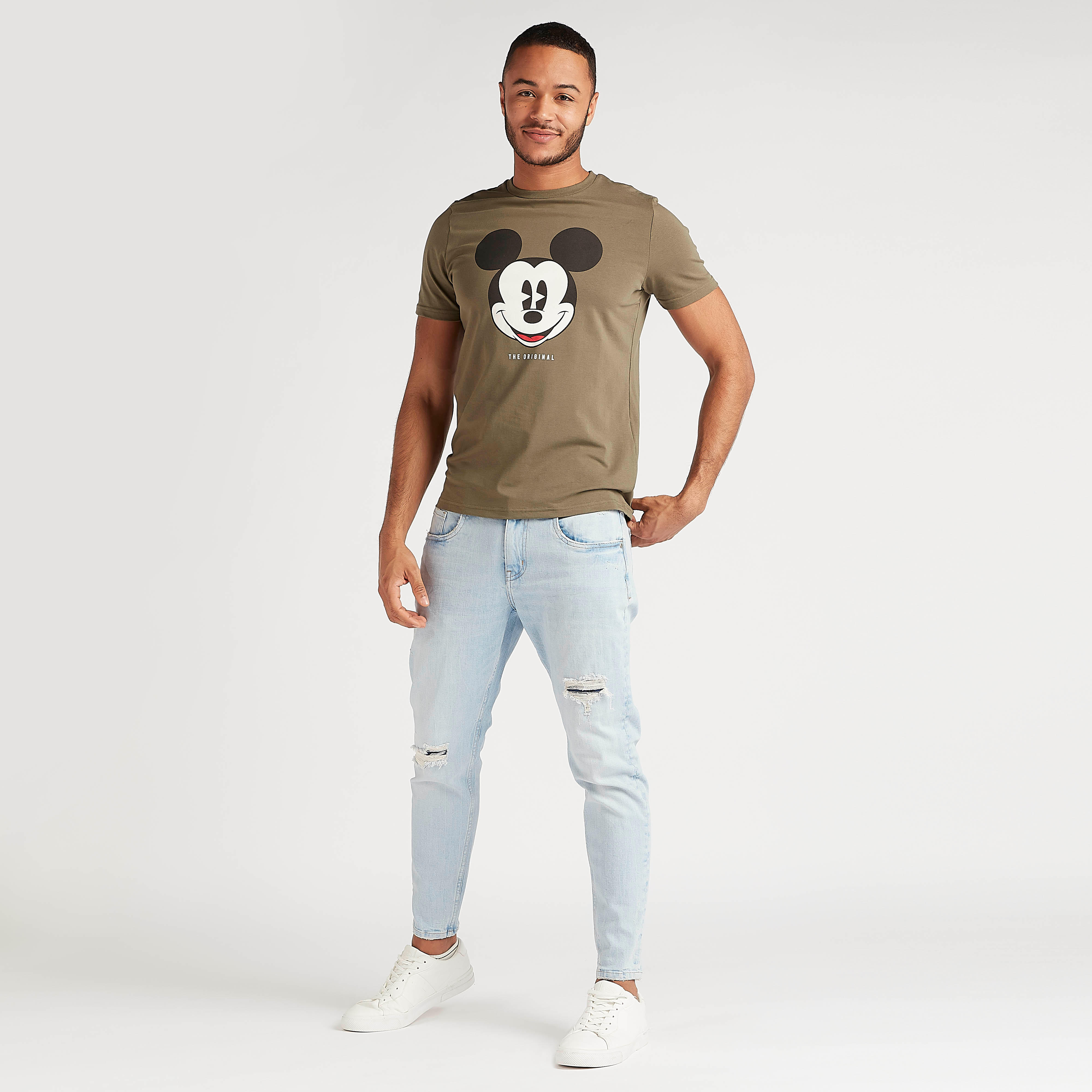 تيشيرت بياقة ضيّقة وأكمام قصيرة وطبعات ميكي ماوس-men-clothing-tshirtsandpolos-tshirts-image-2