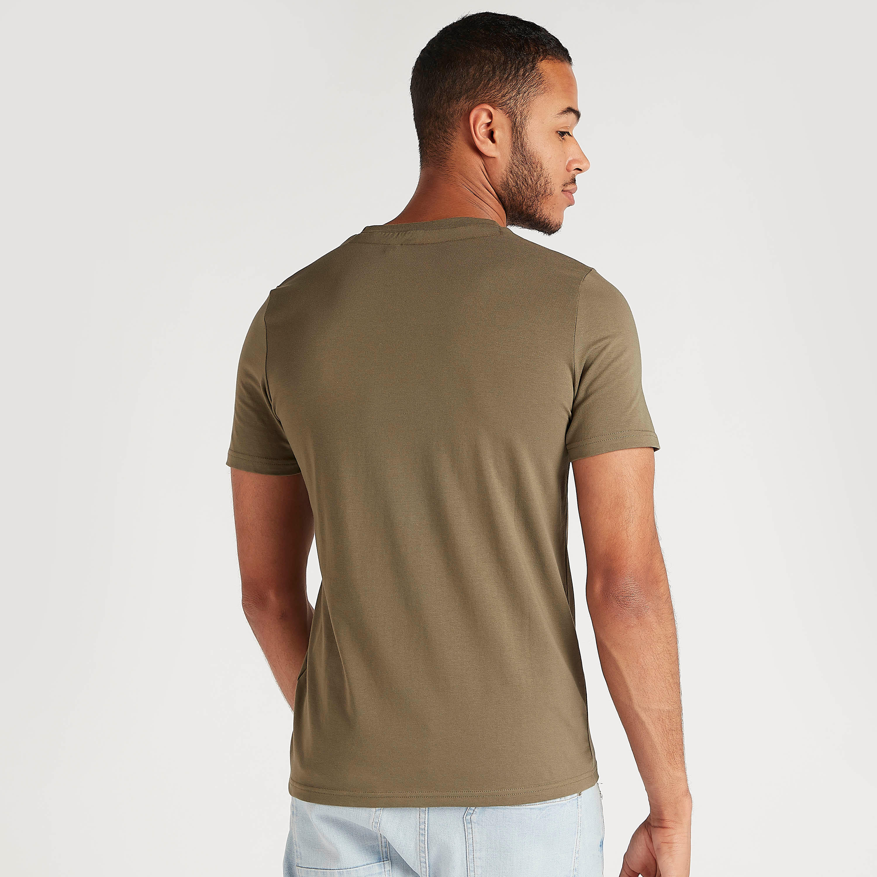 تيشيرت بياقة ضيّقة وأكمام قصيرة وطبعات ميكي ماوس-men-clothing-tshirtsandpolos-tshirts-image-4