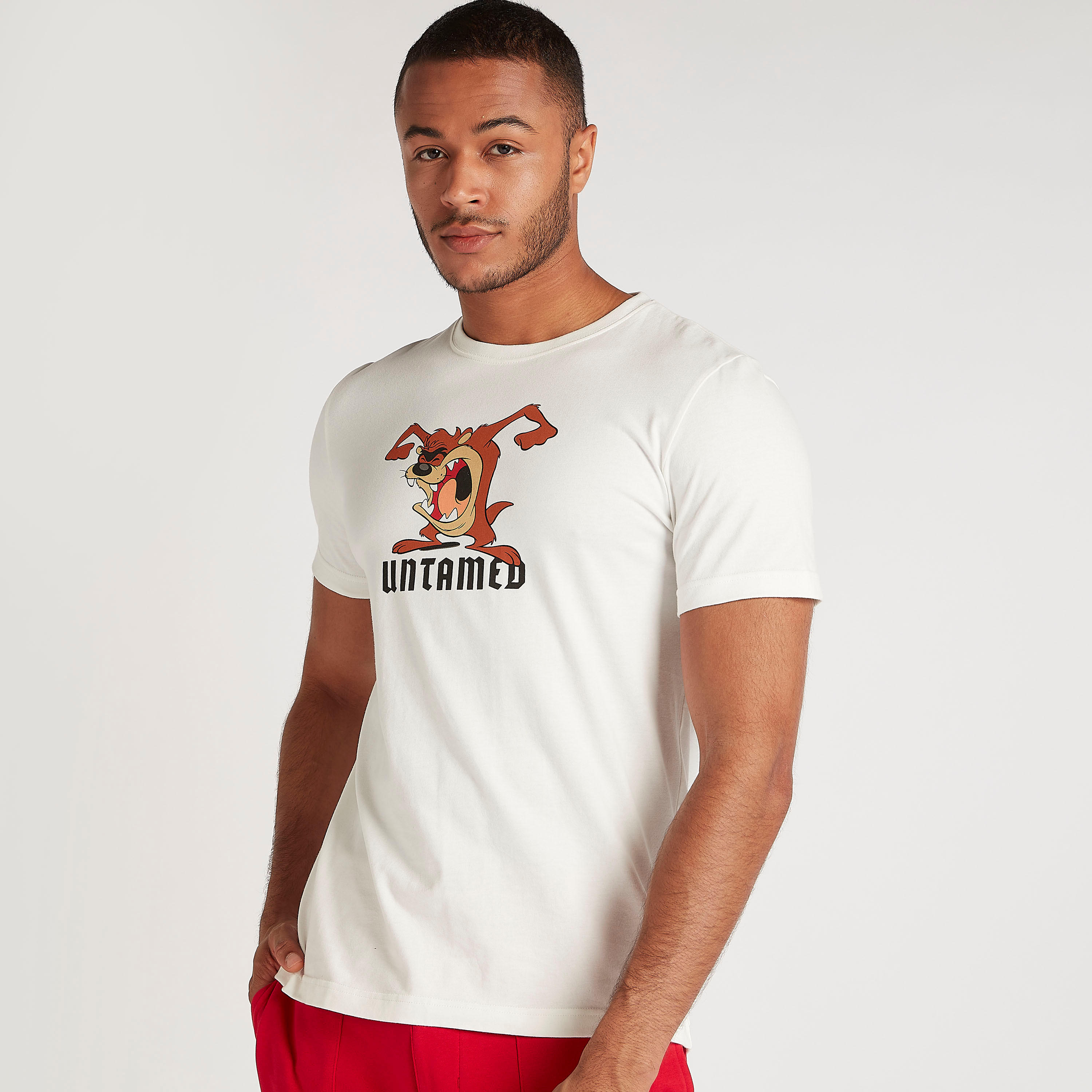 تيشيرت بياقة ضيّقة وطبعات لوني تيونز-men-clothing-tshirtsandpolos-tshirts-image-1