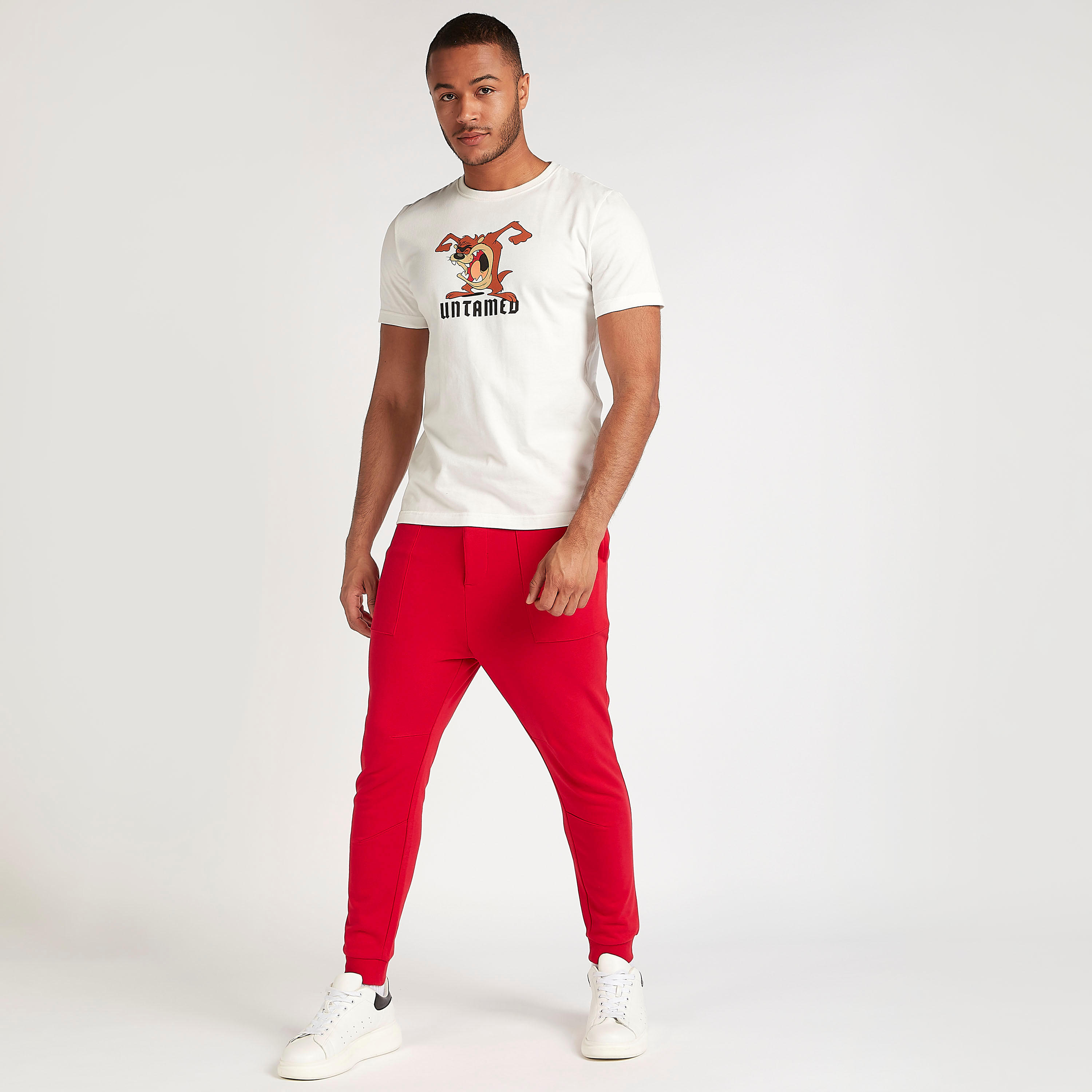 تيشيرت بياقة ضيّقة وطبعات لوني تيونز-men-clothing-tshirtsandpolos-tshirts-image-2