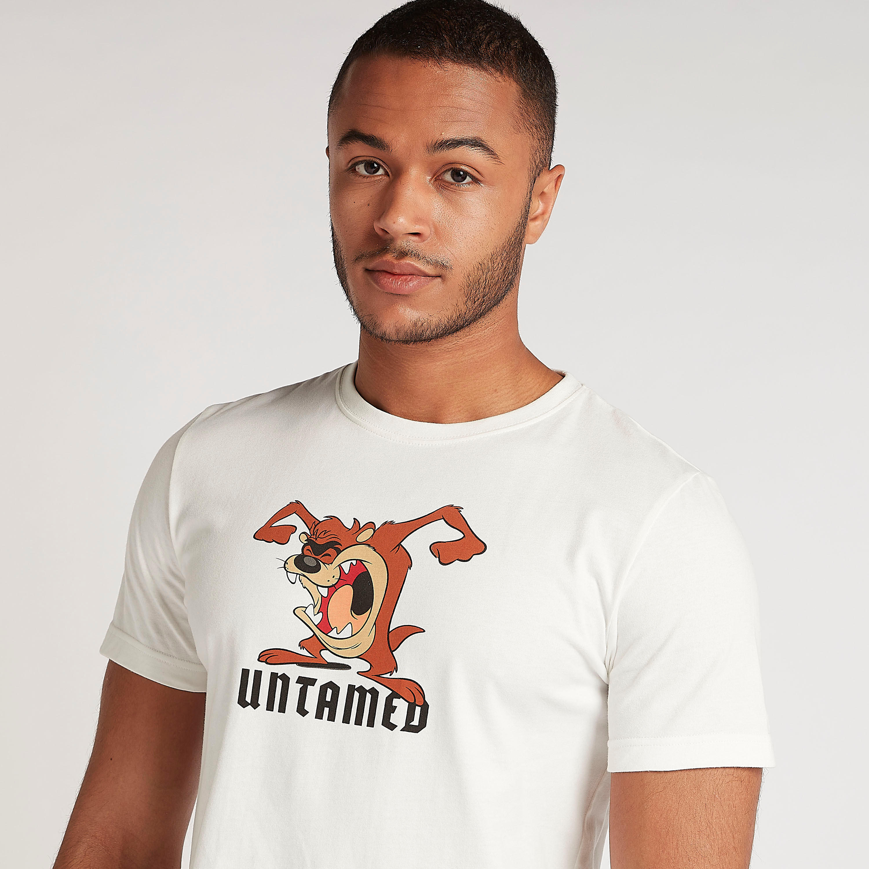 تيشيرت بياقة ضيّقة وطبعات لوني تيونز-men-clothing-tshirtsandpolos-tshirts-image-3