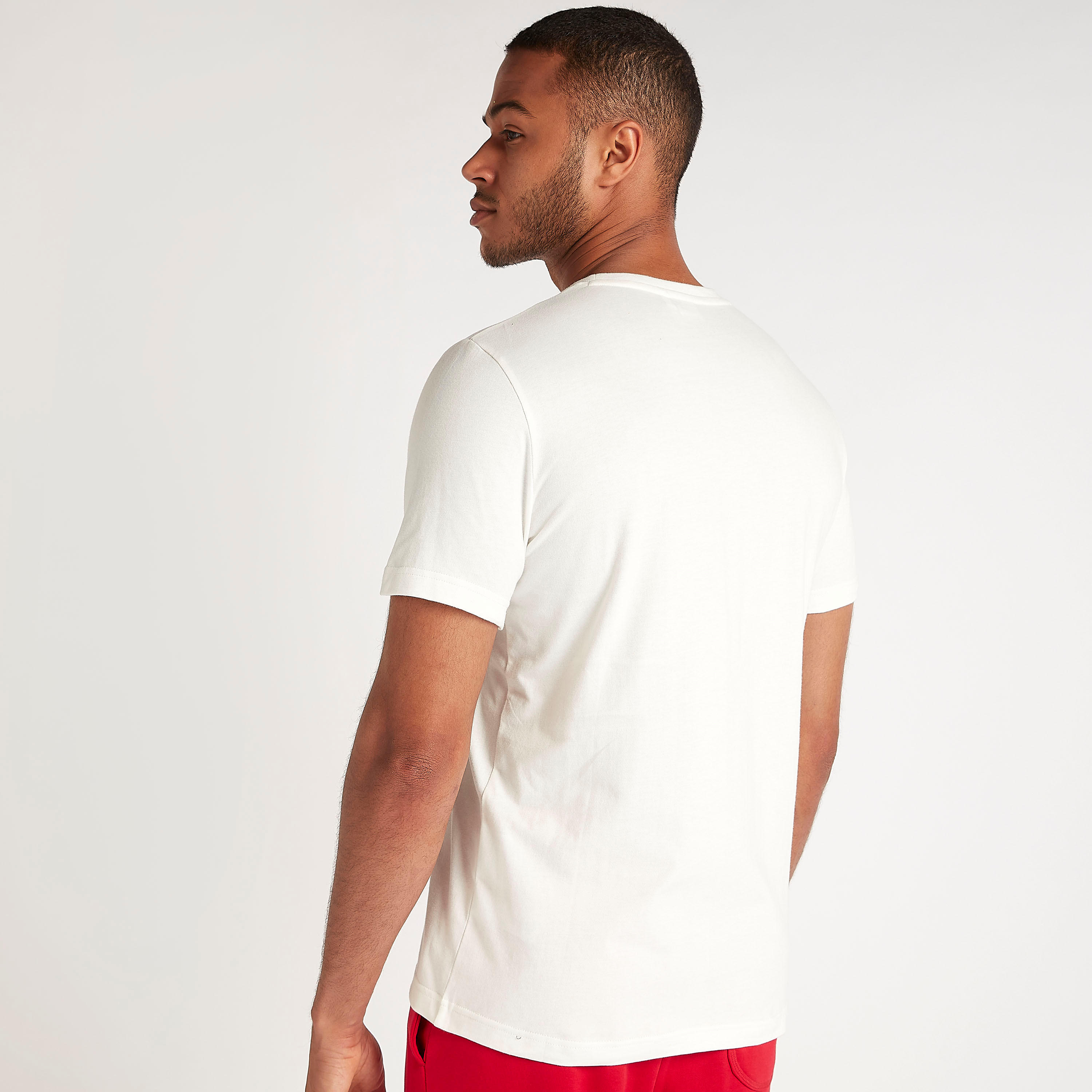 تيشيرت بياقة ضيّقة وطبعات لوني تيونز-men-clothing-tshirtsandpolos-tshirts-image-4