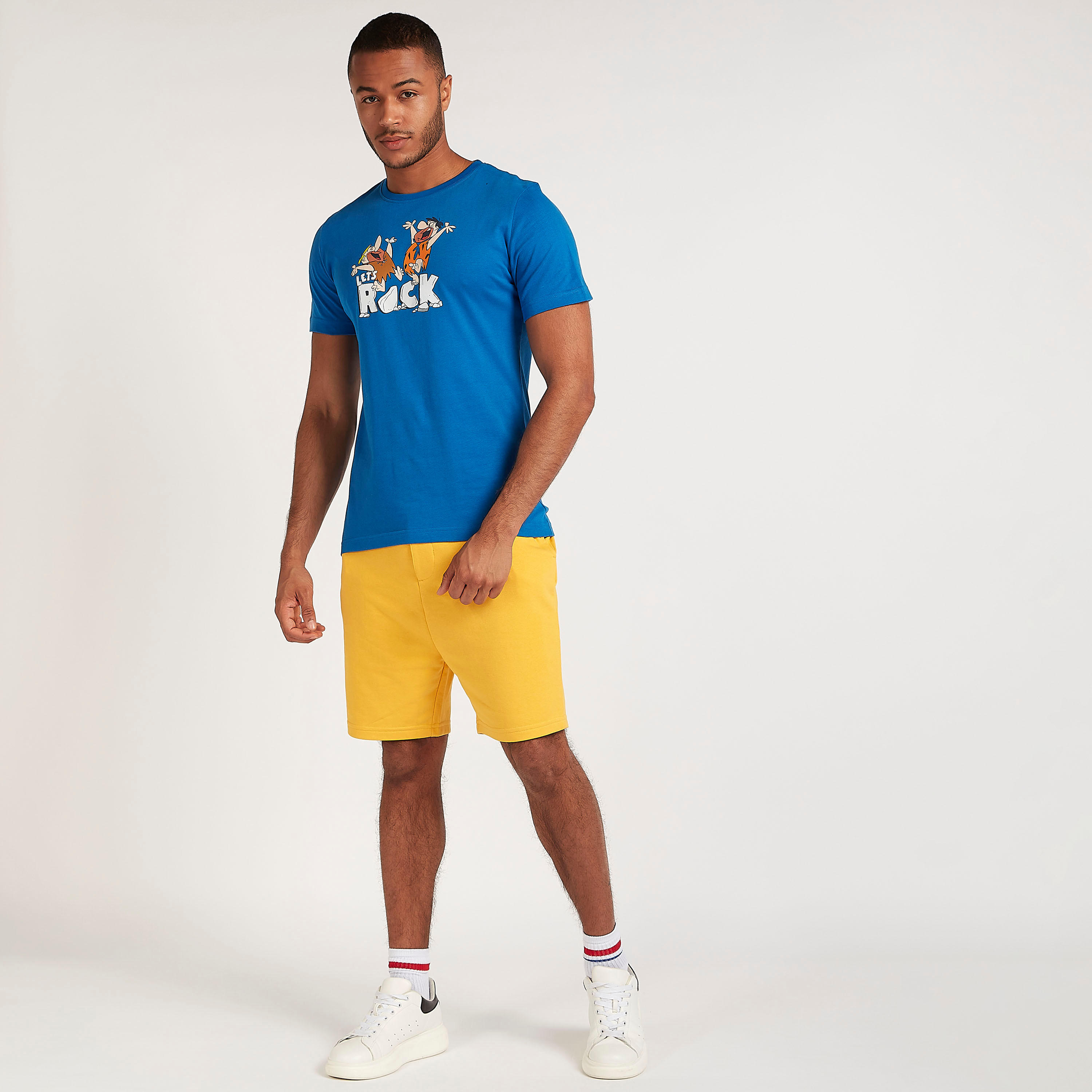 تيشيرت بياقة ضيقة وأكمام قصيرة وطبعات فلينستون-men-clothing-tshirtsandpolos-tshirts-image-2