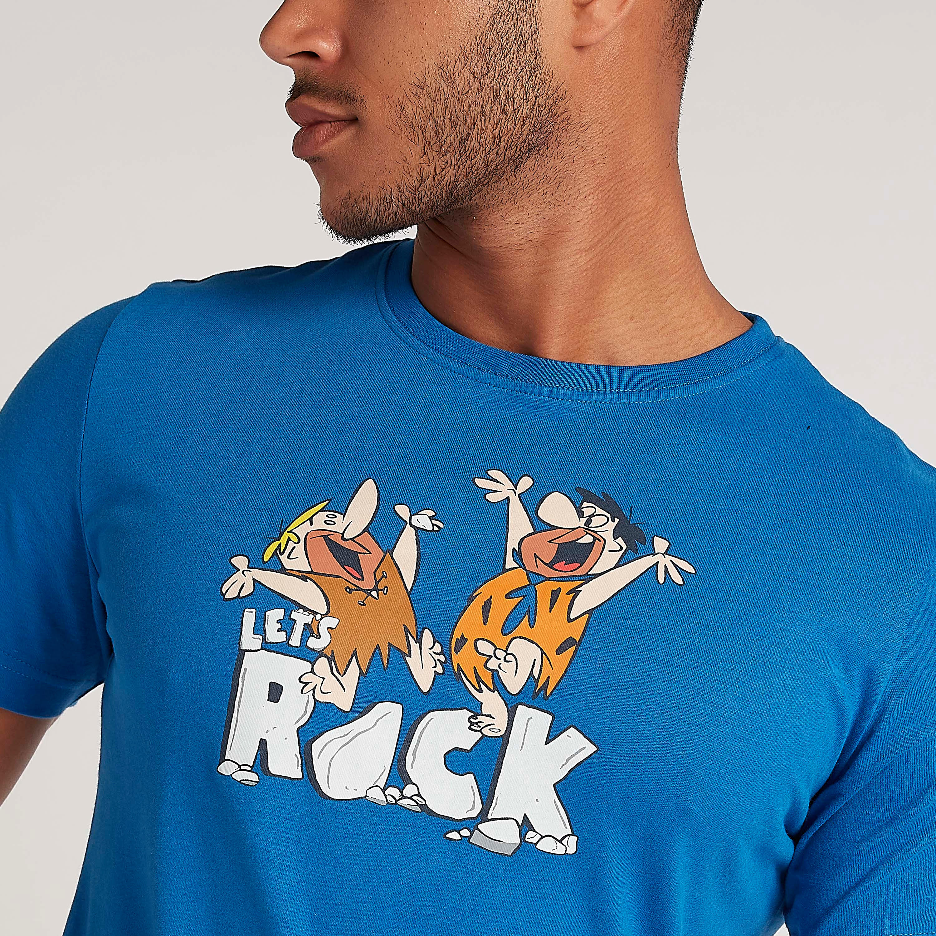 تيشيرت بياقة ضيقة وأكمام قصيرة وطبعات فلينستون-men-clothing-tshirtsandpolos-tshirts-image-3
