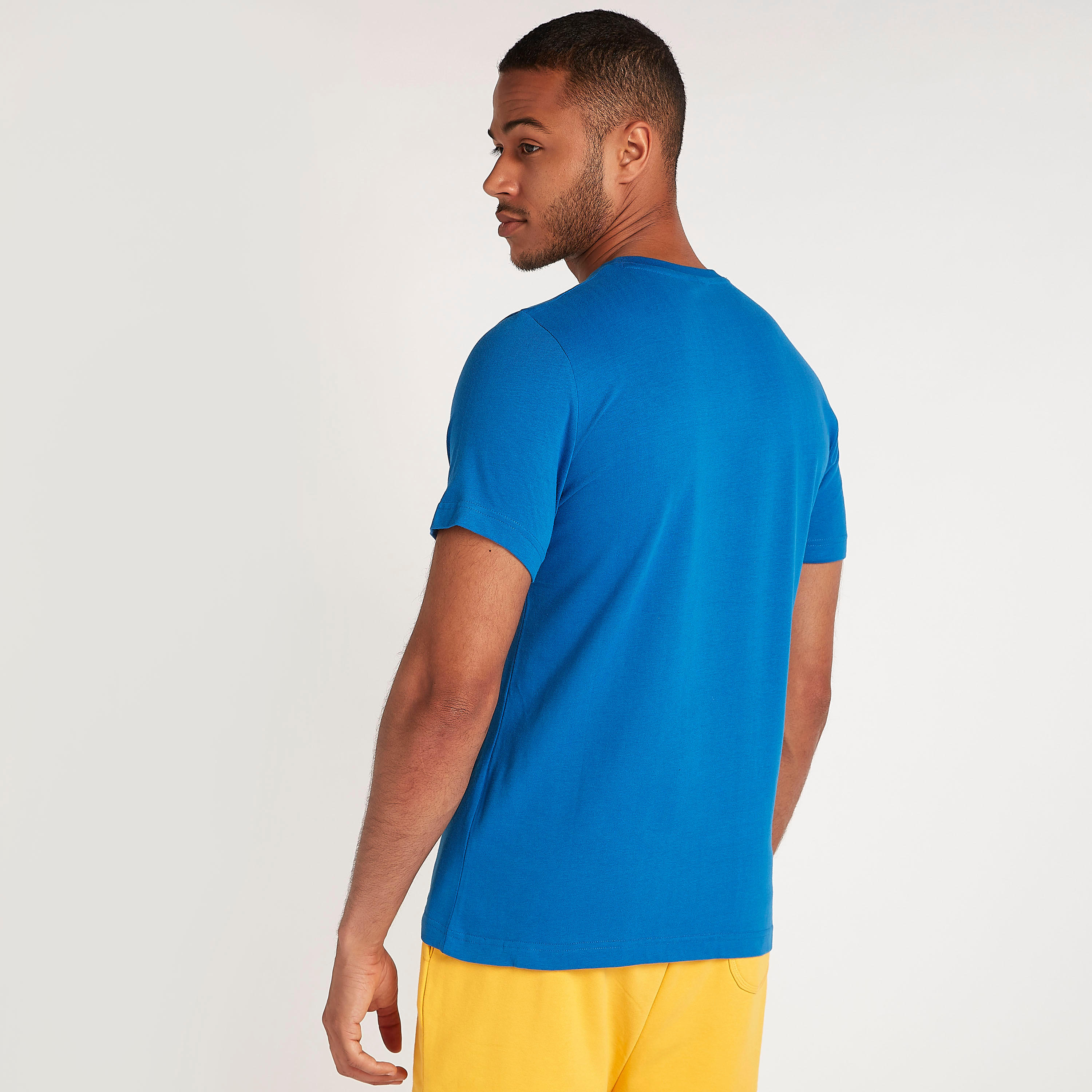 تيشيرت بياقة ضيقة وأكمام قصيرة وطبعات فلينستون-men-clothing-tshirtsandpolos-tshirts-image-4