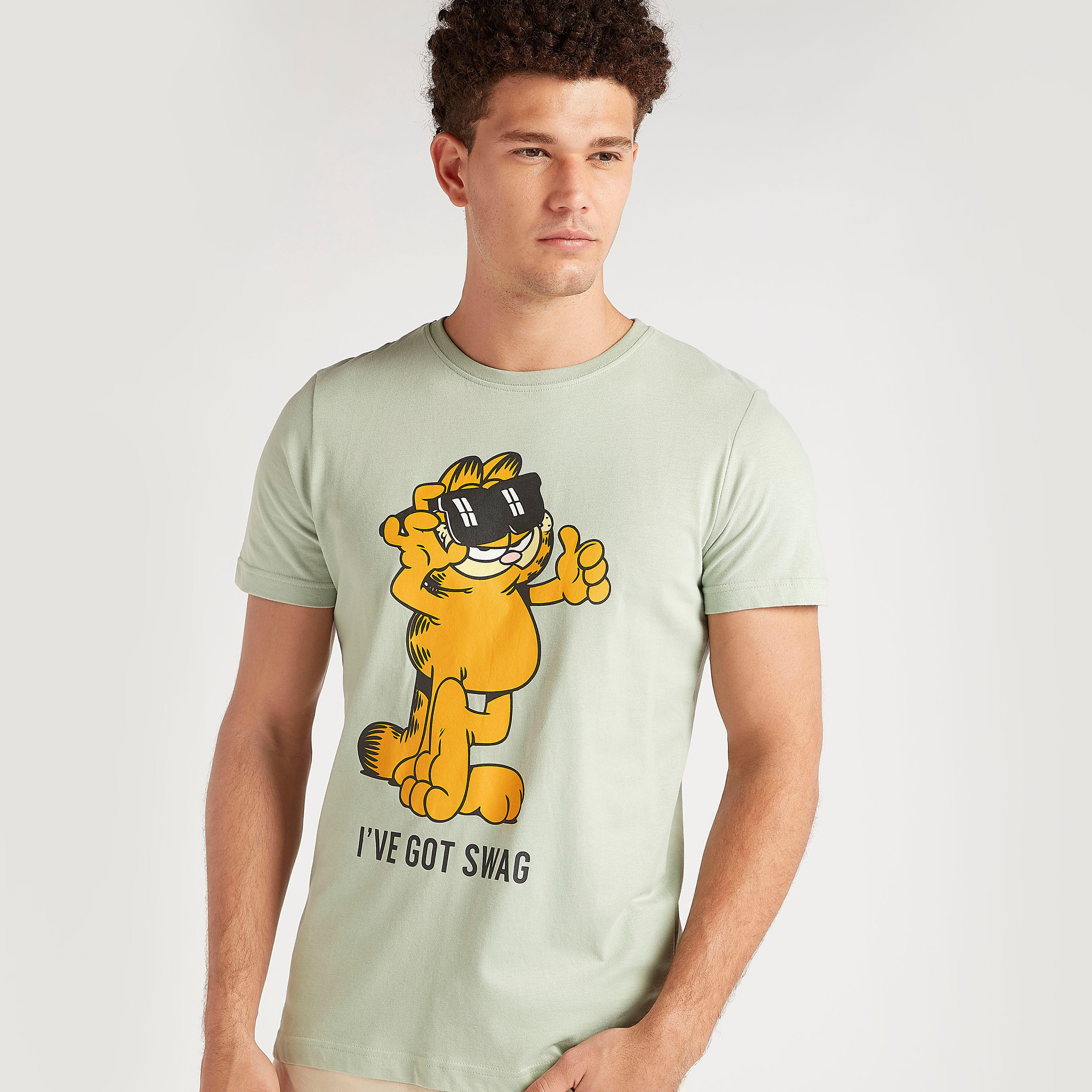 تيشيرت بياقة ضيّقة وأكمام قصيرة وطبعات غارفيلد-men-clothing-tshirtsandpolos-tshirts-image-1
