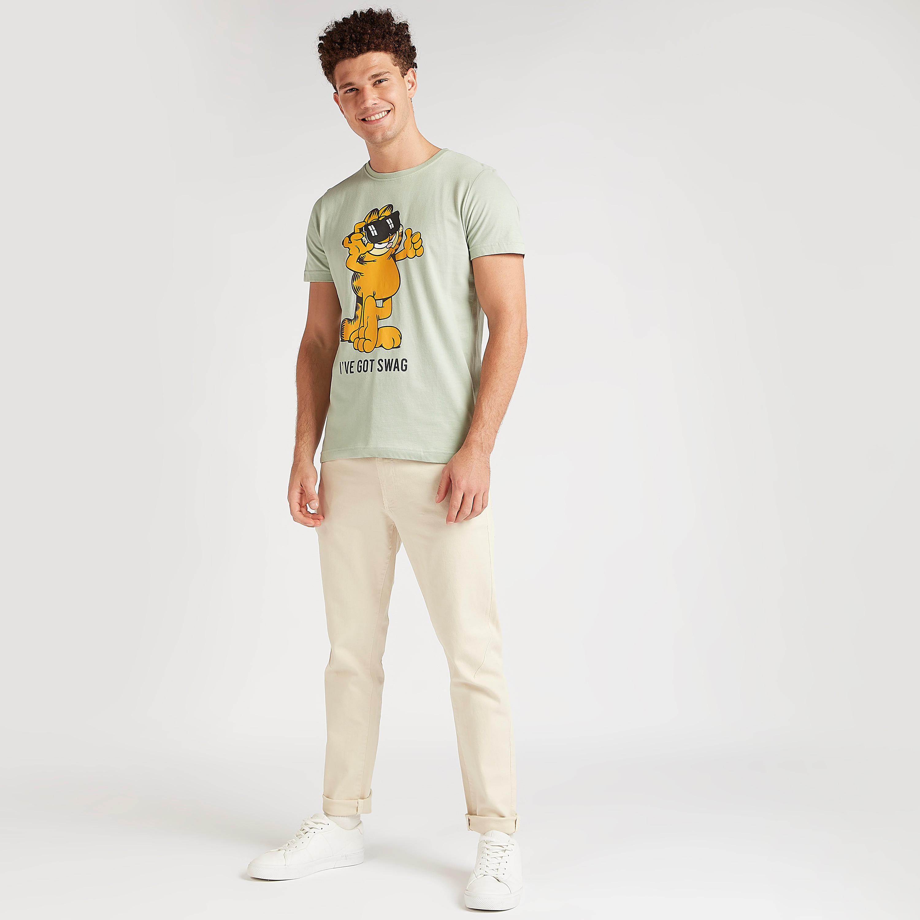 تيشيرت بياقة ضيّقة وأكمام قصيرة وطبعات غارفيلد-men-clothing-tshirtsandpolos-tshirts-image-2