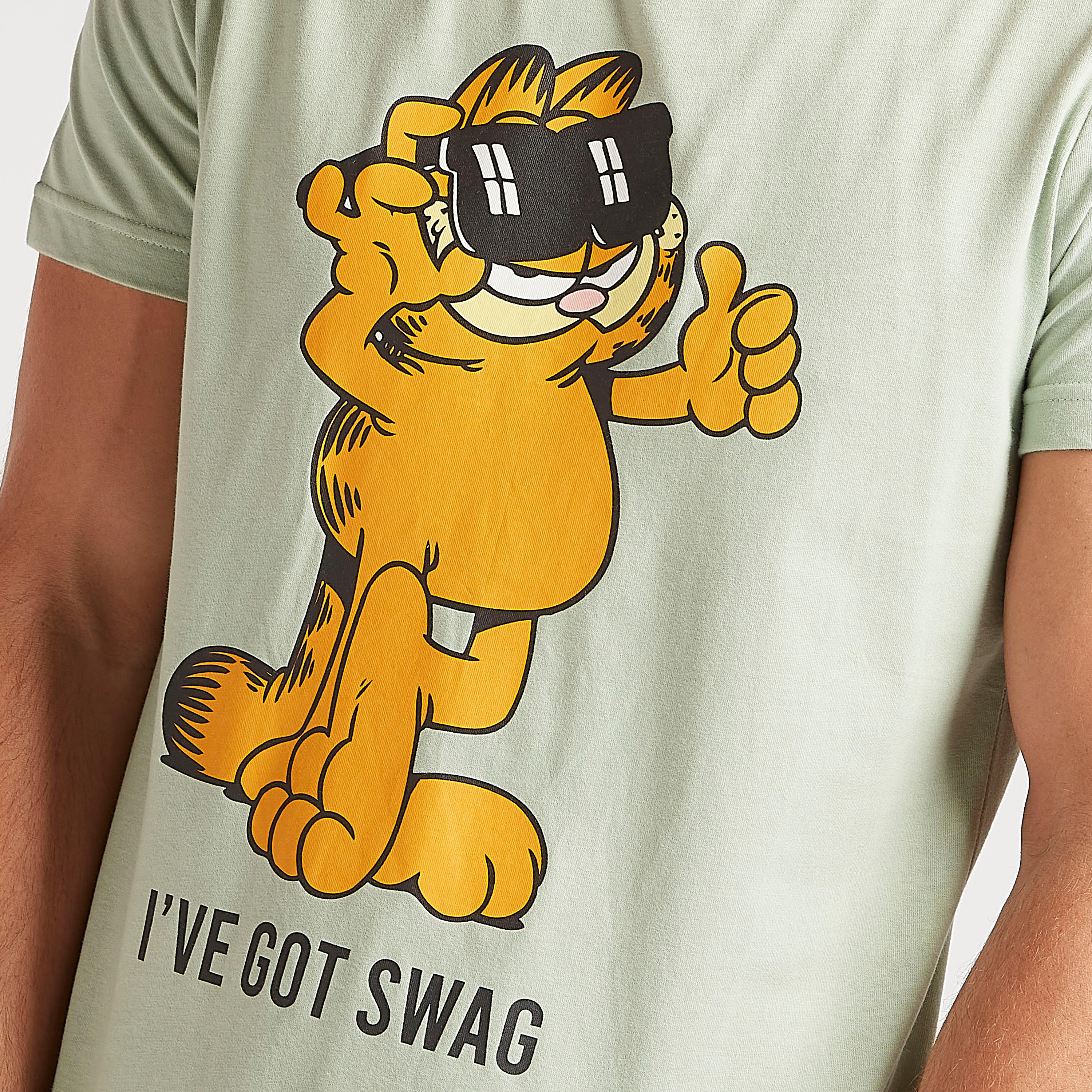 تيشيرت بياقة ضيّقة وأكمام قصيرة وطبعات غارفيلد-men-clothing-tshirtsandpolos-tshirts-image-3