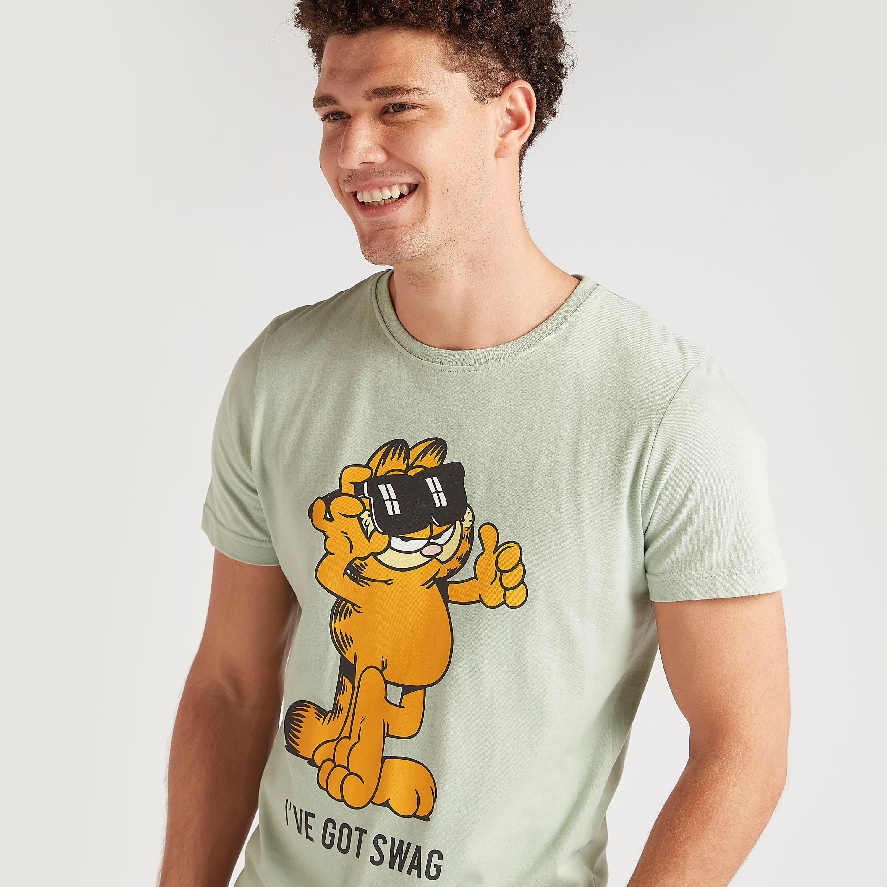 تيشيرت بياقة ضيّقة وأكمام قصيرة وطبعات غارفيلد-men-clothing-tshirtsandpolos-tshirts-image-5