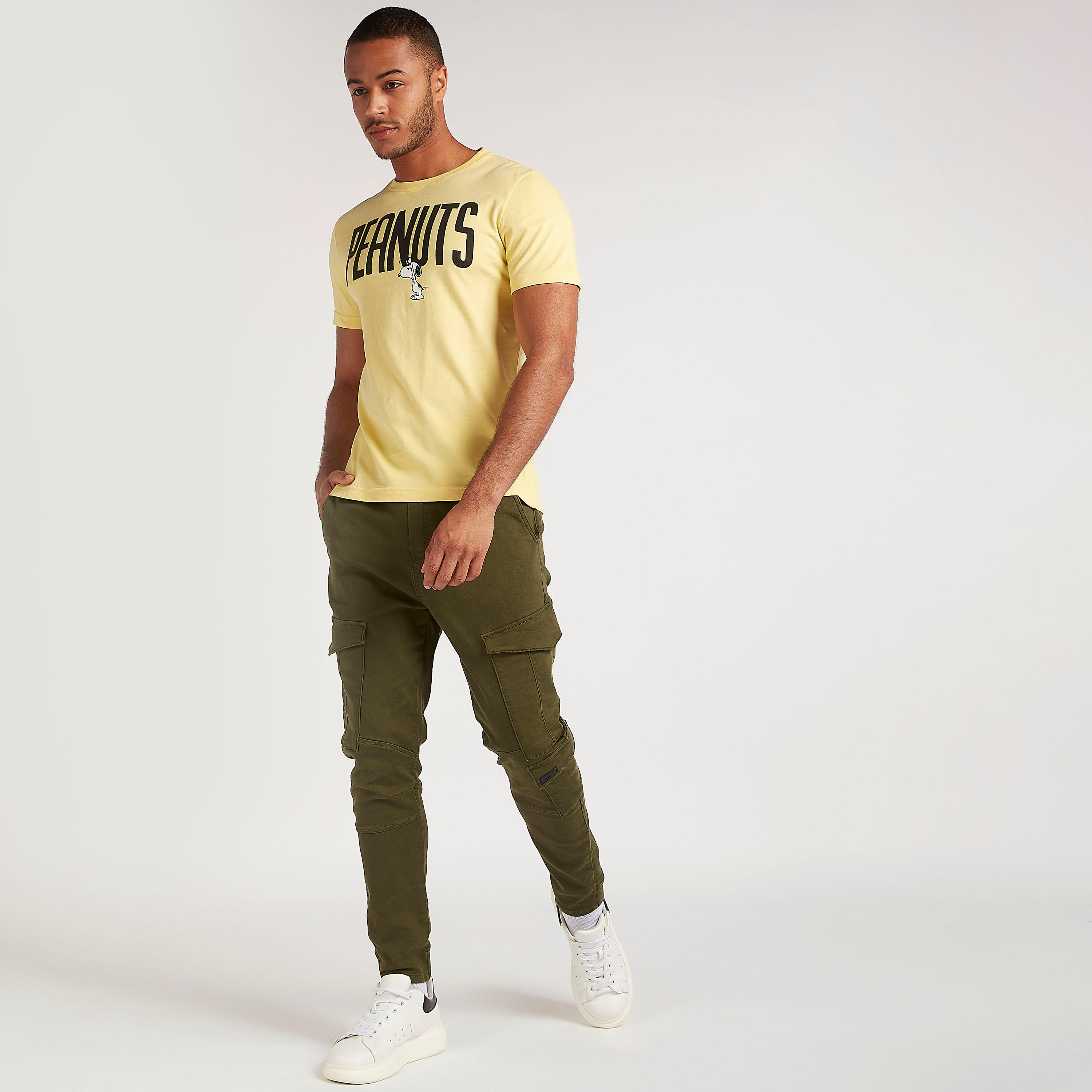 تيشيرت بياقة ضيّقة وأكمام قصيرة وطبعات-men-clothing-tshirtsandpolos-tshirts-image-2