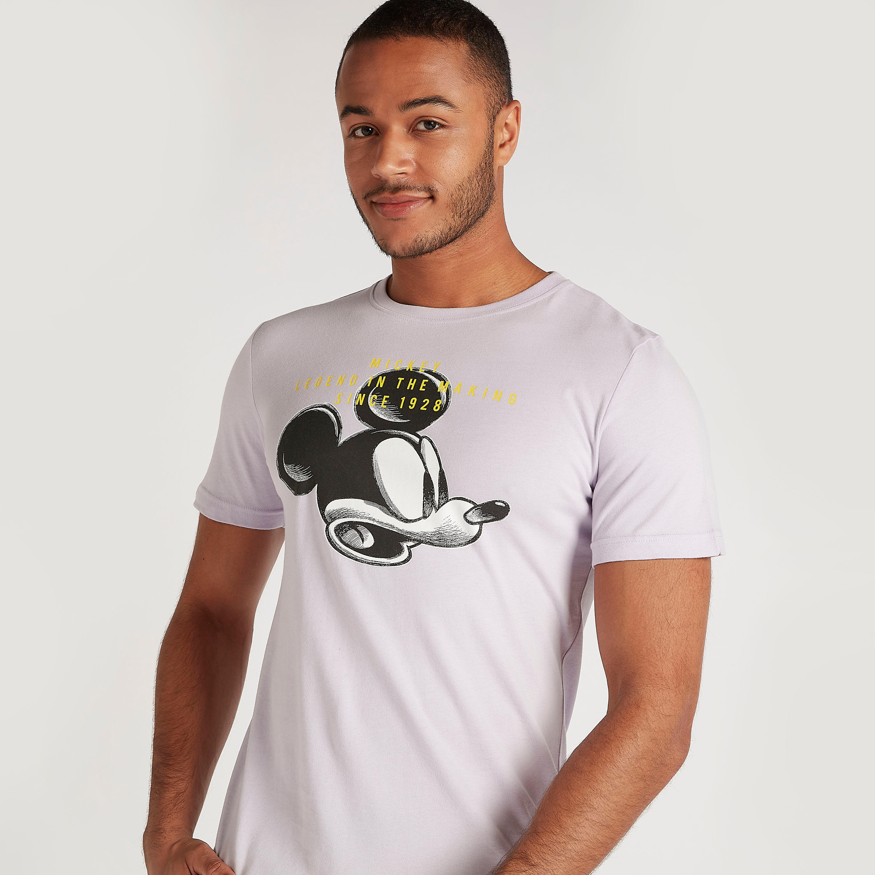تيشيرت بياقة ضيّقة وأكمام قصيرة وطبعات ميكي ماوس-men-clothing-tshirtsandpolos-tshirts-image-6